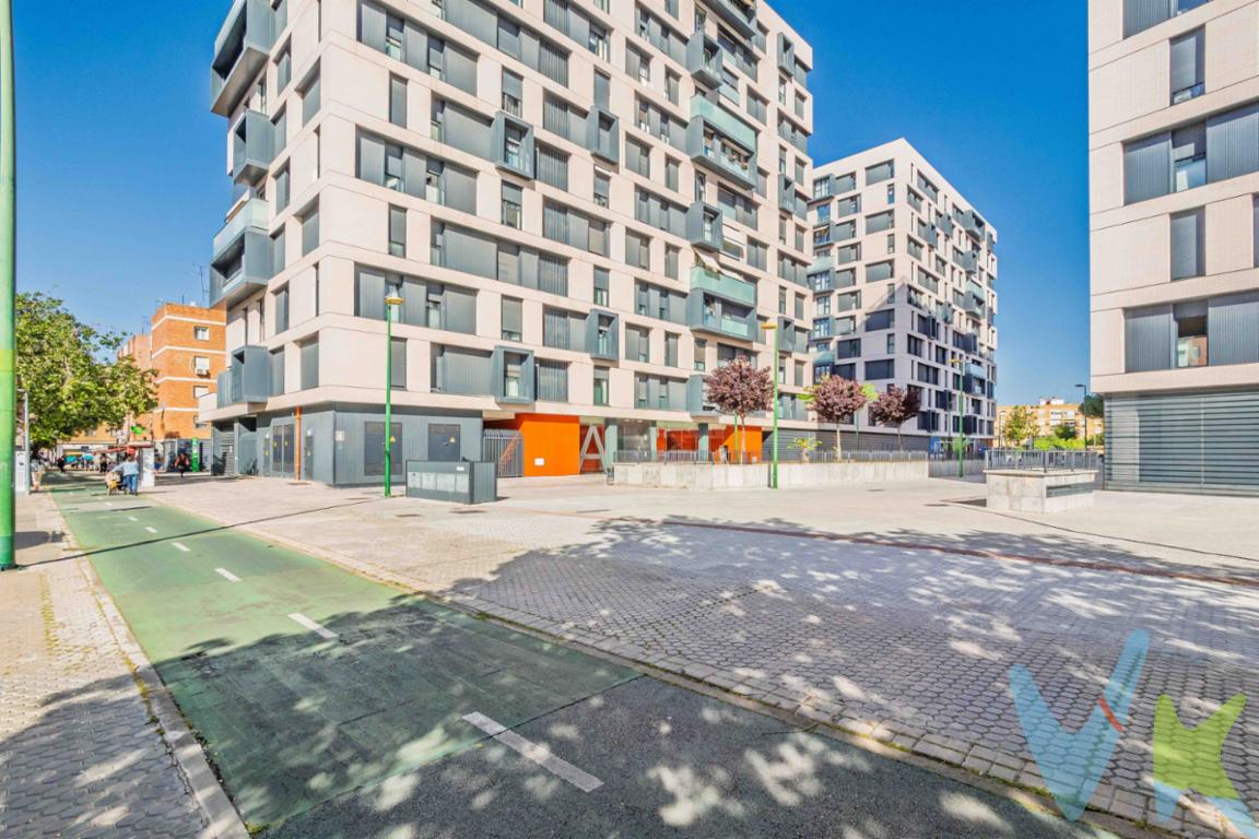 Piso en Carretera de Carmona, Sevilla
Un hogar luminoso y acogedor.
Este piso de 117 metros construidos y 97 metros útiles es un refugio perfecto para aquellos que buscan un espacio amplio y luminoso en una zona residencial tranquila.
Cuenta con 3 dormitorios y 2 baños, este hogar ofrece todo lo que necesitas para vivir con comodidad.

Características destacadas
- Amplio salón con capacidad para dos estancias: Un espacio perfecto para relajarte y disfrutar de momentos con familiares y amigos.
- Cocina amplia y luminosa: Un lugar ideal para preparar deliciosas comidas y compartir momentos con seres queridos.
- Dormitorios: 3 espaciosos dormitorios todos ellos con armarios empotrados. Con luz natural, perfectos para descansar y relajarte.
- Baños: 2 baños completos para tu comodidad y privacidad.
- Plaza de garaje: Un espacio seguro y privado para tu vehículo.
- Piscina comunitaria: Un lugar perfecto para disfrutar del sol y la relajación en verano.

Un edificio nuevo y tecnológicamente avanzado
- El edificio es un proyecto moderno y bien construido que ofrece una excelente calidad de vida.
- Vivienda domotizada: Un hogar inteligente que se adapta a tus necesidades y te ofrece una mayor comodidad y seguridad.

Se vende amueblado
Este piso se vende completamente amueblado, tal como aparece en las fotos. Esto significa que puedes mudarte y empezar a disfrutar de tu nuevo hogar sin preocuparte por la decoración y los muebles.

No te pierdas la oportunidad de vivir en este hermoso piso en una zona residencial tranquila y bien comunicada. ¡Es perfecto para ti!

Informamos que el precio de venta no incluye: Honorarios de la agencia inmobiliaria,
impuestos (el Impuesto de Transmisiones Patrimoniales, IVA o AJD, en su caso),
otros gastos de la compraventa (gastos de registro de la Propiedad, Notaría, gestión
ni de posible financiación).
Documento D. I. A. a disposición del consumidor según Decreto 218/2005 Junta de
Andalucía.
