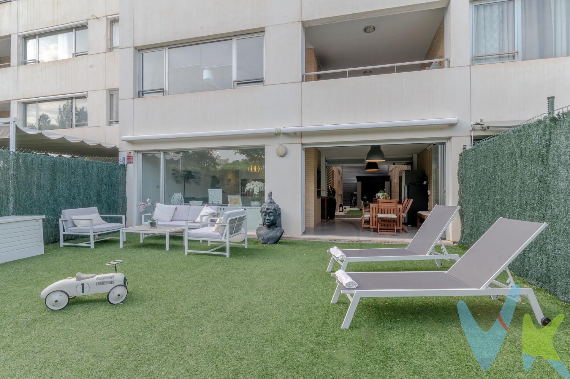 ¡Vive en el Paraíso! Planta Baja en Residencial Torre Bellver con la tranquilidad de vivir en una zona residencial y, a su vez, con todos los servicios a su alcance y bonitas vistas al mar Mediterráneo. ¿Buscas un hogar que combine comodidad, lujo y bonitas vistas? Te presentamos esta magnífica planta baja ubicada en el exclusivo residencial Torre Bellver, un oasis de tranquilidad y sofisticación en una de las zonas más codiciadas. El apartamento tiene dos habitaciones amplias, la principal con baño dentro, y otra habitación y un baño así como cocina moderna y funcional junto al comedor que tiene salida a una amplia zona, dividida en un patio interior donde se ha hecho una caseta para trastero en la parte final , una parte central con barbacoa que puede dejarse abierta y diáfana o cerrarse con cristal en los meses de invierno y es ideal para cenas y comidas con familia y amigos, y una  terraza exterior en la parte delantera donde se puede disfrutar igualmente de momentos incomparables y puede ser ideal para zona de juegos de los pequeños de la casa. Este hermoso apartamento ofrece un espacio amplio y luminoso, perfecto para disfrutar de un estilo de vida relajado y elegante. Cuenta con un diseño moderno, acabados de alta calidad y una distribución pensada para maximizar el confort y la funcionalidad. Lo que realmente hace especial a esta propiedad es su acceso directo a las zonas comunes del residencial, donde podrás disfrutar de dos piscinas,  una con zona  de juego para niños y una piscina infinita con vistas panorámicas al mar. Imagina relajarte en la piscina infinita, contemplando el horizonte y sintiendo la brisa marina, ¡un verdadero lujo!. Además, el residencial Torre Bellver ofrece amplias zonas verdes y un ambiente exclusivo que invita a la tranquilidad y el bienestar. La ubicación estratégica permite fácil acceso a servicios, playas y áreas de ocio, haciendo de este lugar tu refugio ideal. No pierdas la oportunidad de vivir en un entorno privilegiado, con todas las comodidades y vistas que siempre soñaste. Contáctanos hoy mismo para más información y agenda tu visita. ¡Tu nuevo hogar te espera!. 