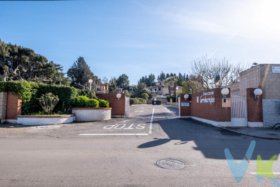 Urb. Torre Barajas. Privacidad, estatus y calidad de vida en una de las ubicaciones más cotizadas de Zaragoza. Presentamos una oportunidad única para adquirir una de las mejores parcelas disponibles en la prestigiosa Urbanización Torre Barajas. Este terreno de casi 2000 m² destaca no solo por su generosa superficie, sino por sus condiciones excepcionales que facilitan una edificación inmediata y de alto nivel. Características Principales del Terreno:. •	Superficie: 1868 m² de suelo urbano consolidado. •	Estado: Parcela totalmente vacía y vallada, lista para entrar a construir. •	Topografía: Terreno con mínimo desnivel, lo que supone un ahorro significativo en movimientos de tierras y muros de contención, permitiendo diseños arquitectónicos limpios y funcionales (ideal para viviendas en una sola planta). •	Privacidad Garantizada: La normativa de la zona (mínimo 1.000 m² por parcela) asegura un entorno de baja densidad, rodeado de grandes fincas y vecinos de alto nivel. Vida de Club y Exclusividad:. Vivir en Torre Barajas es mucho más que tener una casa independiente. Es disfrutar de los servicios de una comunidad selecta y segura:. •	Club Social privado para eventos y reuniones. •	Espectacular piscina comunitaria y amplias zonas verdes. •	Pista de tenis y zonas de juegos infantiles para el disfrute de toda la familia.       Autobús en la puerta de la urbanización.       Colegio Teresianas del Pilar, Condes de Aragón y Antonio Machado a pocos minutos. Ubicación Estratégica:. A un paso del centro de Zaragoza, con excelentes conexiones de salida y entrada a la ciudad, combinando la tranquilidad de una urbanización cerrada con la cercanía a los mejores colegios y servicios de la zona de Miralbueno y Vía Hispanidad. Un valor de mercado altamente competitivo para un suelo finalista, limpio y sin costes ocultos de acondicionamiento. No pierda la oportunidad de construir la vivienda que siempre imaginó en un entorno donde la seguridad y el bienestar son la prioridad. Contáctenos hoy mismo para una visita personalizada sobre el terreno. ________________________________________. 