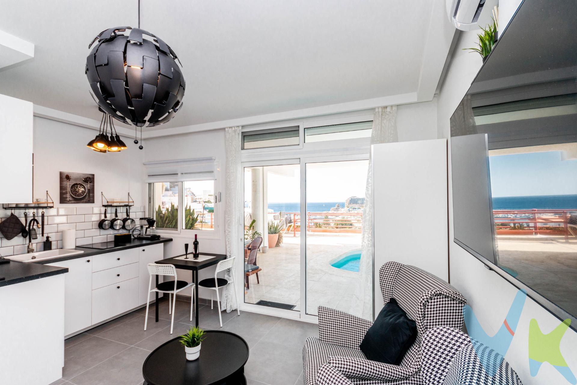 Presentamos este moderno estudio recientemente renovado, situado en una de las zonas más solicitadas de Puerto Rico, Gran Canaria. Con impresionantes vistas al mar desde la terraza, esta propiedad ofrece un estilo de vida moderno y exclusivo, en un entorno tranquilo ideal para quienes buscan confort y calidad de vida. El apartamento está ubicado en un complejo pequeño de 12 viviendas actualmente con licencia para vivienda vacacional (según la regulación actual, no transferible al comprador), representa una excelente oportunidad de inversión como alquiler de temporada o de largo plazo. . Terraza con vistas al mar: Disfrute de vistas panorámicas al océano desde su terraza, equipada con un comedor exterior ideal para cenas al aire libre. Piscina comunitaria: La propiedad cuenta con una piscina comunitaria con hamacas, a solo unos pasos, perfecta para el ocio y la relajación. Ubicación excelente: A tan solo 5 minutos a pie del Centro Comercial Puerto Rico, con tiendas, restaurantes y entretenimiento. La playa está a solo 7 minutos caminando, proporcionando acceso rápido a la costa. Esta equipado y se vende con todas las comodidades, incluye aire acondicionado, Wi-Fi, televisión inteligente, freidora de aire, lavadora, ducha y tumbonas para su confort. Además, hay aparcamiento gratuito en la calle disponible. Este estudio es perfecto tanto para quienes buscan una segunda residencia como para quienes desean una rentable inversión en una de las zonas con mayor demanda. No pierda la oportunidad de adquirir esta propiedad única en Puerto Rico, Gran Canaria. Contáctenos hoy mismo para más información y agendar una visita. 🔑*Visitas a la propiedad*: Todos los interesados en ver la propiedad deberán presentar un documento de identificación válido, como DNI, NIE o pasaporte, antes de la visita. Además, se requerirá que firmen una hoja de visita al ingresar a la propiedad. INFORMACION ADICIONAL:. - El uso de la propiedad estará siempre sujeto a la legislación vigente. - Información legal: El Precio de Venta al Público (PVP) no incluye impuestos ni gastos de escritura, que legalmente corresponden al comprador y se estiman entre un 8% y 10% adicional. Estos costes comprenden el ITP (6,5% general, sujeto a excepciones) en viviendas de segunda mano, o IGIC (7%) y AJD (1%) en obra nueva, además de aranceles de Notaría y Registro (aprox. 0,3% - 0,8%) y gestión documental. La base imponible se calculará sobre el mayor valor entre el precio de venta, la tasación o el valor de referencia catastral. Los gastos derivados de la financiación (tasación y gastos bancarios) corren a cargo del comprador según su elección, mientras que los honorarios de intermediación inmobiliaria están incluidos en el precio y son asumidos por el vendedor. Operación sujeta a aceptación expresa del vendedor e información legal completa a disposición del consumidor. - La información sobre la propiedad está sujeta a posibles errores y cambios involuntarios.