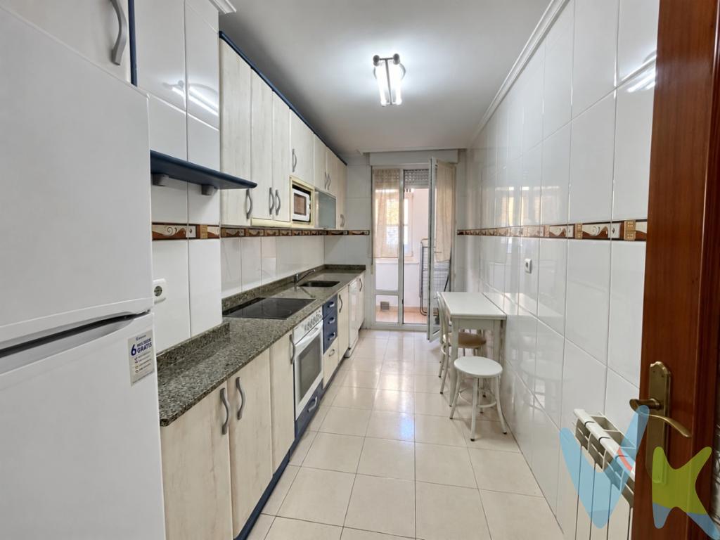 AMPLIO PISO EN VENTA EN EL CENTRO DE RENEDO DE PIÉLAGOSEsta encantadora vivienda destaca por su UBICACIÓN ESTRATÉGICA, sus comodidades cercanas y su atractivo potencial de REVALORIZACIÓN.La ubicación de este LUMINOSO PISO no podría ser mejor. Situado en el centro de Renedo de Piélagos, disfrutarás de la comodidad de tener todos los servicios justo a la puerta de casa y de un acceso fácil y rápido a todo lo que necesitas: comercios, restaurantes, farmacias, transporte, colegios, instituto, etc. Es el lugar perfecto para disfrutar de una vida cómoda y práctica.La vivienda se ubica en la segunda planta de un edificio que dispone de ASCENSOR y cuenta con unas excelentes calidades de construcción. Se distribuye en hall de entrada, cocina independiente con acceso al tendedero, tres amplios dormitorios y dos cuartos de baño, uno de ellos en suite. Dispone de calefacción individual de gas, ventanas de PVC y suelos de madera de jatoba. El piso está disponible y listo para entrar a vivir desde el primer día. Los suministros están dados de alta.Renedo, capital de Piélagos, está situado en el centro de la comunidad cántabra. Posee una ubicación estratégica: a 15 minutos de las playas, 10 minutos de Torrelavega y 20 minutos de Santander. Está bien comunicado por carretera y a un paso de la A-8, que conecta Cantabria con Asturias y Bilbao. Además, goza de una amplia oferta de transporte público, tren de cercanías y líneas de autobuses.Se trata de una gran oportunidad tanto para aquellos que buscan su primer hogar como para inversores que desean añadir una propiedad de gran valor a su cartera.En definitiva, esta es la vivienda que llevabas tiempo buscando.¡¡NO LO DUDES Y SOLICITA UNA VISITA!!Al comprador se le cobrará 2.000 + IVA de gastos de gestión.    Gastos e impuestos no incluidos en el precio. Compra sujeta a ITP. El comprador asumirá los gastos correspondientes a escritura e inscripción en el Registro de la Propiedad.Más información sobre transparencia, impuestos, gastos y condiciones de compraventa en nuestra web: www.activanorte.com