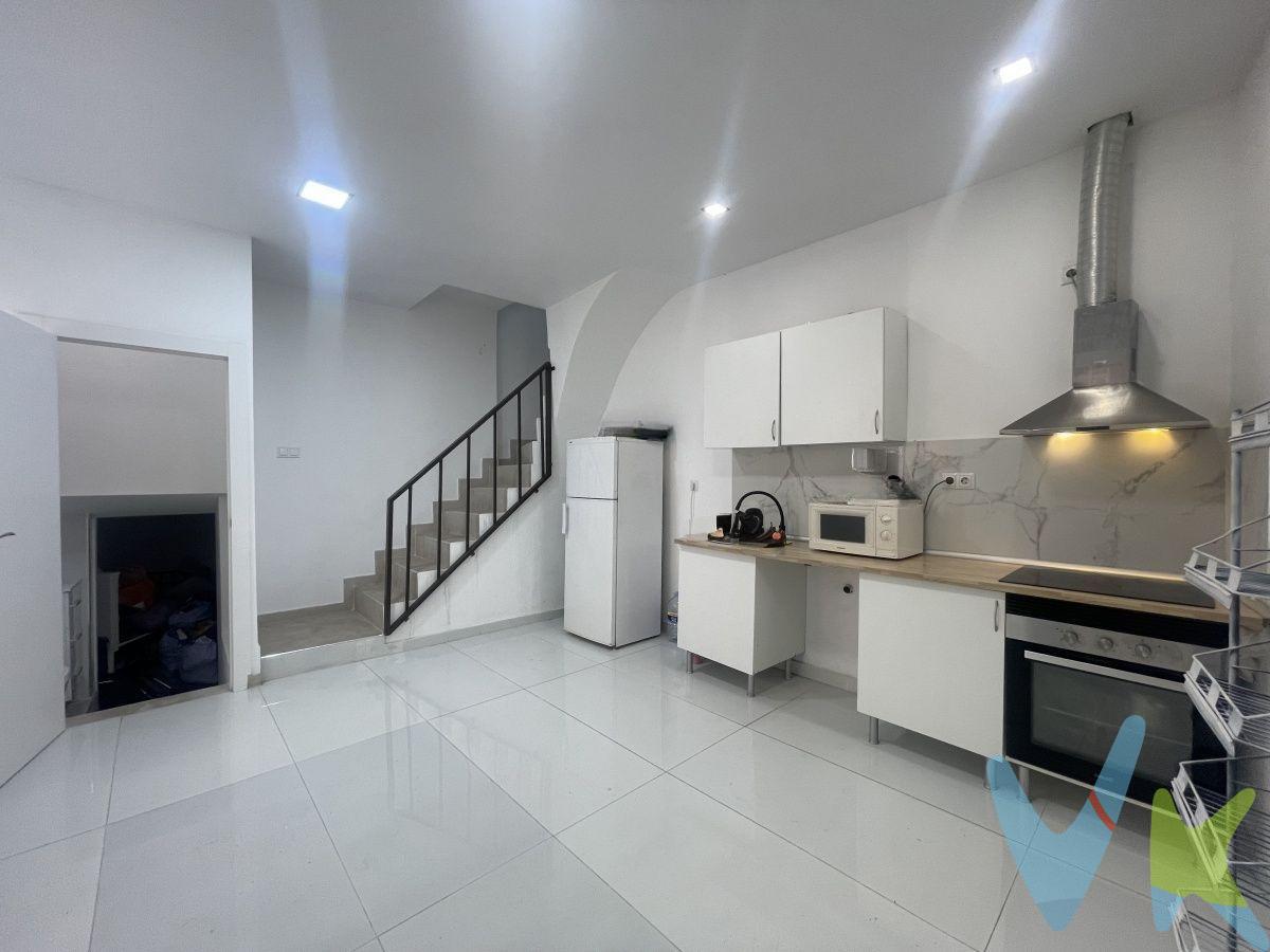 ¿Buscas la inversión perfecta o el hogar de tus sueños en un entorno con un encanto especial?. Descubre esta fantástica casa de pueblo reformada, ubicada en pleno casco antiguo de Requena, en los pintorescos callejones del ayuntamiento. Situada exactamente en la calle Marquillo, esta propiedad histórica del año 1900 dispone de una superficie de 148 m2 construidos. La vivienda se distribuye de manera muy funcional a lo largo de tres plantas principales, aprovechando al máximo cada espacio:. Planta Baja: Al acceder a la propiedad, te recibirá un espacio abierto que cuenta con una moderna cocina americana, ideal para disfrutar de la vida social de la casa. Esta primera altura se completa con un práctico aseo de cortesía y un útil trastero que resolverá todas tus necesidades de almacenamiento. Primera Planta: La zona intermedia de la casa ofrece dos luminosas habitaciones (una amplia habitación doble y otra habitación normal). En este mismo nivel se encuentra un precioso baño completo de estilo moderno, equipado con un generoso plato de ducha. Ultima Planta: En el nivel superior encontramos la mayor zona de descanso, que alberga tres habitaciones (dos de ellas dobles y una normal). Desde esta planta, una cómoda escalera nos da el acceso directo a una magnífica terraza privada. Excelentes Calidades y Acabados:. La vivienda cuenta con una reforma integral pensada para tu comodidad: resistentes suelos de gres, modernas puertas interiores en color blanco, y ventanas tipo Climalit que aseguran un óptimo aislamiento. Tambien dispone de rejas de seguridad. Además, es importante destacar que la fontanería y la electricidad son completamente nuevas. El Producto Ideal para Inversores:. Por su ubicación estratégica, sus buenas calidades y su capacidad total de 5 habitaciones, esta casa es una oportunidad inmejorable para inversores que busquen alta rentabilidad en negocios de turismo rural o en el modelo de alquiler de habitaciones. Y a 2 min del centro, rodeada de todos los servicios. Ideal para vivienda habitual. ¡No dejes escapar esta propiedad lista para entrar a vivir o rentabilizar! Contacta hoy mismo con nosotros para concertar una visita. VENTA:. PVP 129.000€. Gastos e impuestos no incluidos en el precio. La compra conlleva impuestos y gastos de formalización para el comprador. A título orientativo se informa que en segundas transmisiones el ITP con carácter general en Valencia es del 9%, pudiendo existir otros tipos impositivos atendiendo a las circunstancias personales del comprador u otras circunstancias previstas legalmente. Base imponible del impuesto el mayor valor entre el precio de compraventa, la tasación o el valor de referencia catastral. En cuanto a los gastos de notaría y registro, en su caso, suelen oscilar aprox. entre 1,5% y 2,5% (aranceles variables según precio, n.º de copias y complejidad). El comprador elige notario. Si el comprador precisase de hipoteca: tasación, condiciones y costes bancarios serán según entidad elegida por el comprador, así como los gastos de gestoría, y cualesquiera otros gastos inherentes a la formalización de la compraventa que legalmente correspondan a la parte compradora, salvo pacto expreso en contrario con el vendedor. El consumidor tiene, conforme a la normativa vigente, a su disposición información y documentación adicional relativa al inmueble y condiciones de la compraventa, que podrá ser consultada en C/Joaquín Costa 4, bajo 46005 Valencia o urbe2@remax.es. Honorarios de mediación inmobiliaria a cargo del COMPRADOR: (3% del precio final de venta más IVA (21%), salvo otro pacto.); y de VENDEDOR (según acuerdo con el mismo). Se informa al consumidor que la agencia actúa como intermediaria inmobiliaria en la operación, estando cualquier eventual compraventa y sus condiciones sujeta a la aceptación expresa del propietario-vendedor y a la posterior formalización del correspondiente contrato.