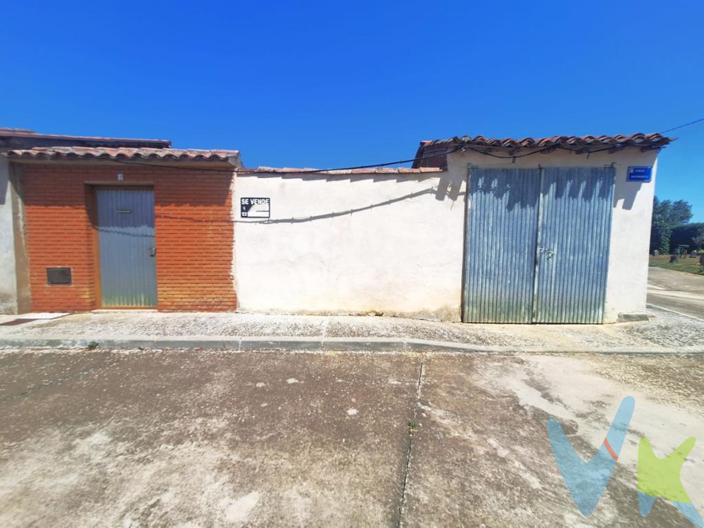 💰 Precio conjunto: 44.900EUR (Si te interesa solo la casa, consúltanos el precio. El terreno se vende siempre junto con la vivienda). 🌳 ¿Qué ofrece esta propiedad? ✅ Casa para reformar con cochera y nave amplia ideal para varios vehículos, maquinaria agrícola, almacenaje o taller. ✅ Trastero y patio con pozo✅ Calefacción de gasoil en planta baja (depósito en la calle) ✅ Luz y agua dados de alta, lista para comenzar reforma 🛏️ Distribución planta baja:Hall de entrada donde está ubicada calderaCocinaDespensaBañoSalón3 habitaciones 🔨 Planta alta: diáfana, sin reformar, con muchas posibilidades. 🌾 Terreno urbano de 400 m² según Catastro, actualmente usado como huerto con árboles frutales. Se encuentra en la calle paralela a la vivienda principal (no tiene acceso directo desde la casa, se accede saliendo a la calle). Posibilidad de: Mantenerlo como huerto o jardínInstalar mobil home o placas solares, siempre con la autorización correspondiente. 📍 Ubicación ideal: 🗺️ Joara está a solo 10 minutos de Sahagún, donde encontrarás todos los servicios básicos: colegio, instituto, farmacias, centro de salud, veterinarios, bancos, supermercados, etc. 🚗 A 45 minutos de León capital, con buena conexión para tus desplazamientos. 🔑 Interesante para quienes busquen casa con terreno a reformar y adaptarla a su gusto. ℹ️ Más información y visitas📞 Pregúntanos sin compromiso en el 689403030 En el precio del inmueble no se incluyen los gastos de notaría, registro e impuestos asociados a la operación.