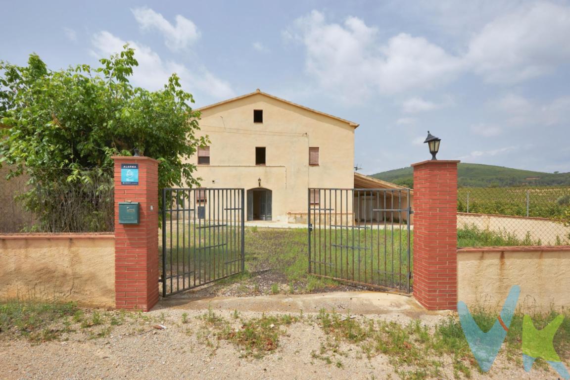 Encantadoras Masías con Viñedos en Sant Martí Sarroca...Gran oportunidad para quien busque dos viviendas independientes con mucho terreno, las posibilidades son infinitas.....Descubre el encanto de la vida rural con estas preciosas masías ubicadas en Sant Martí Sarroca. Con una superficie construida de 854 m² y una amplia parcela de  8.8 hectáreas de viñedos cultivados con variedades Xarelo, Macabeu y Parellada, esta propiedad es ideal para quienes buscan una residencia permanente, una casa de vacaciones, o una inversión con buena rentabilidad en el sector vinícola...Detalles de la Propiedad:..Espacios Amplios y Confortables: La masías cuentan con 11 habitaciones dobles y 4 baños, distribuidos en tres plantas (dos plantas de vivienda y una buhardilla). Los techos altos y la carpintería interior de madera aportan un toque rústico y acogedor a los espacios, mientras que la carpintería exterior de madera y los suelos rústicos mantienen el carácter tradicional de la propiedad...Zonas Exteriores y Viñedos: La propiedad incluye una gran parcela con viñedos, ideal para aquellos que desean adentrarse en el mundo de la viticultura. El jardín y las zonas exteriores ofrecen un espacio perfecto para relajarse y disfrutar de la naturaleza. Además, la masía cuenta con barbacoa y mirador con vistas despejadas a las montañas...Extras y Comodidades: La masía está equipada con alarma, depósito de agua, garaje doble, trastero, patio y línea telefónica. La propiedad es luminosa y espaciosa, con todas las comodidades necesarias para una vida confortable. También cuenta con un amplio altillo que se puede utilizar como espacio adicional según tus necesidades...Oportunidad Única:..Estas masías son una excelente oportunidad para quienes buscan una propiedad con carácter y encanto en Sant Martí Sarroca. Ya sea como residencia permanente, casa de vacaciones o inversión inmobiliaria, esta masía ofrece múltiples posibilidades. Además, existe la opción de adquirir 5.7 hectáreas adicionales de viñedos (no incluidas en el precio actual), lo que aumenta aún más el potencial de esta propiedad...Ubicación y Entorno:..Ubicada en un entorno rural con vistas despejadas a las montañas, la masía se encuentra en una zona tranquila y rodeada de naturaleza, pero a la vez cerca de todos los servicios y comodidades necesarios. Los árboles, parques y el ambiente rural crean un espacio sereno y acogedor...¡No pierdas la oportunidad de visitar esta encantadora masía y descubrir todo lo que tiene para ofrecer!..Para más información o para concertar una visita, no dudes en contactarnos. ¡Estamos aquí para ayudarte a encontrar tu hogar ideal!..El precio en el anuncio no incluye impuestos de compra (ITP, IVA , AJD), ni los gastos de Notaría y Registro de la Propiedad. La información visual y documental del anuncio no tiene carácter contractual y puede no ser del todo precisa. El mobiliario y el equipamiento que se muestra en las imágenes no está incluido en el precio de venta.
