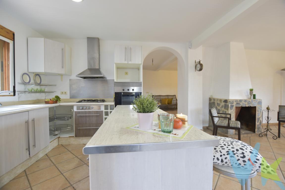 ¿Te gustaría vivir en plena naturaleza y a la vez rodeado de casas en las que viven todo el año? Te proponemos una casa de 4 habitaciones en una parcela de 500m2 que incluye paellero, piscina/balsa de riego, zona para aparcar uno o dos coches, una zona ajardinada de unos 300m2 con espacio para tu huerto ecológico y una terraza cubierta, de más de 20m2, para disfrutarla en familia o relajarte tomando el primer café del día o viendo las puestas de sol al final del día. Es la vivienda ideal para los que buscan tranquilidad y conexión en un entorno natural y verde. La vivienda pertenece al termino municipal de Albalat Dels Tarongers, a diez minutos de Puçol y a 5 minutos de Rafelbunyol, siendo el Consum de Náquera el más próximo a unos 8 minutos. La ciudad de Valencia a 30 minutos y la playa a 15 minutos. La casa de más de 200m2 dispone de 2 salones, muy luminosos, dos chimeneas, 2 baños, uno de ellos falta terminar y 4 habitaciones de las cuales dos, son dobles y dos sencillas. Es el resultado de unir dos propiedades en una, creando estancias muy desahogadas para familias que el espacio es importante. La cocina está abierta al salón y se comunica con la piscina y paellero por una de las dos puertas de las que dispone la propiedad, además de un trastero exterior para todos tipos de maquinaria necesaria. La vivienda tiene muchas posibilidades para convertirla en el estilo de vida que siempre has soñado y si te gusta la sostenibilidad podrías incorporar placas solares. Parcela vallada que linda por la parte trasera con la montaña. ¿Quieres más información? Llámanos para ser el primero en visitarla. Contamos con 30 años de experiencia acreditada y nuestro objetivo es garantizarle un servicio de compra humano, ético, de calidad, fácil y seguro. Nuestro equipo lo integran agentes con la titulación AIR (Agente Inmobiliario Registrado) y Agentes Certificadores de la categoría Premium en certificación de inmuebles y debidamente registrados en el Registro de Agentes de Intermediación de la CV (RAICV 0743). Consulte en nuestras reseñas de Google lo que opinan los clientes que ya han trabajado con nosotros.El precio NO incluye: Impuestos, gastos de Notaría, registro y honorarios de inmobiliaria. 
