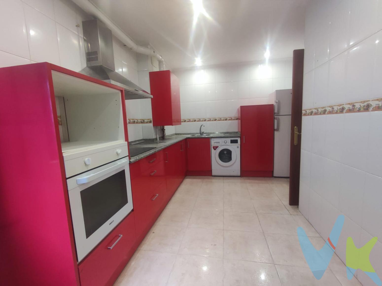  ¡¡¡OPORTUNIDAD DE COMPRAR UN GRAN PISO DE TRES HABITACIONES EN SARÓN!!!En el mismo centro de Sarón, se presenta una oportunidad única de adquirir este impresionante piso en venta, ideal para aquellos que buscan comodidad y calidad de vida. Este espacioso inmueble cuenta con 127 metros construidos, de los cuales 110 aproximadamente son útiles, ofreciendo un hogar sumamente acogedor y funcional.Este piso, situado en una cuarta planta con ascensor, se beneficia de una excelente distribución. Posee tres amplias habitaciones, ideales para acomodar a toda la familia o para ser destinadas a oficina o cuarto de invitados según sus necesidades, dos cuatos de baños completos con bañera, y cocina moderna y amueblada. El salón, amplio y con unas preciosas vistas desde sus ventanas, completan esta maravillosa vivienda.Las estancias, al tener zonas agateradas, permitirán crear zonas de almacenamiento que te proporcionarán un gran servicio, sin sacrificar metros de la vivienda, ya que las habitaciones son muy amplias.Además de todo esto, el piso consta de una plaza de garaje, donde puede entrar perfectamente un coche y una moto, llevándote el ascensor directamente desde el garaje hasta tu vivienda.La ubicación es otro de los atractivos fundamentales de esta propiedad. Cerca de todos los servicios y con la parada de bus muy cerca hace que el desplazamiento a otras áreas de interés sea sumamente práctico y rápido, permitiendo a los residentes disfrutar de una conectividad envidiable sin sacrificar la tranquilidad de un entorno residencial. Sarón es una localidad con todos los servicios a tu disposición, cerca del Parque de Cabárceno y con la autovía a un paso. ¡¡No dude en contactar para más información o para concertar una visita!! ¡¡¡Estamos seguros de que una vez que lo conozca, no querrá dejarlo pasar!!!Los precios mostrados no incluyen impuestos, gastos de compraventa, financiación, ni  el 1% del precio final + el iva correspondiente por gastos de gestión que se cobrarán al comprador.