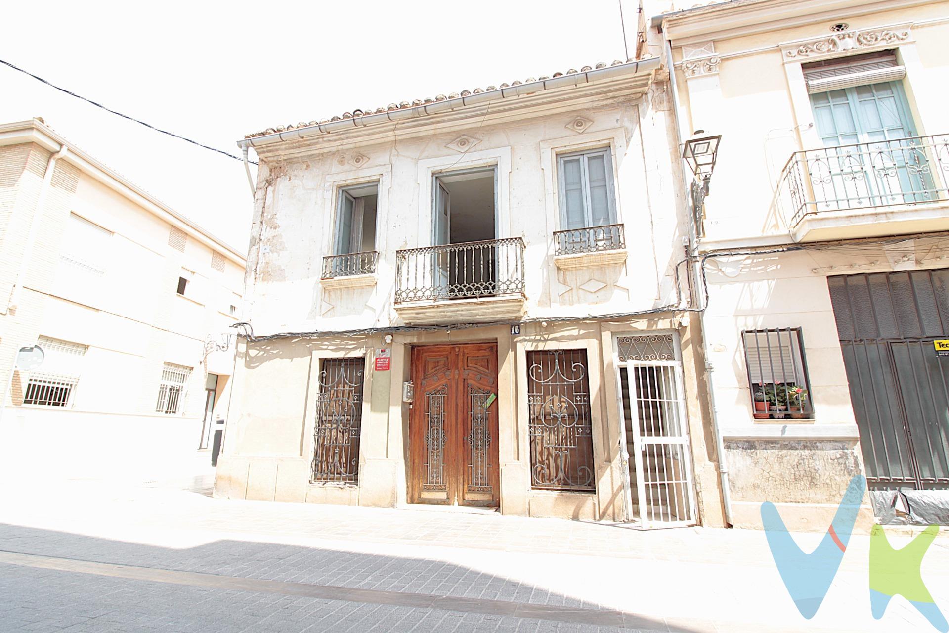 Se vende toda la planta baja de esta maravillosa casa de pueblo  para rehabilitar en el barrio más tranquilo del distrito de Campanar, Valencia guarda entre sus calles innumerables tesoros, algunos de ellos se esconden a los ojos de los turistas. Si paseamos por el distrito de Campanar, aparentemente no hay nada a simple vista que nos diga que estamos ante un barrio diferente. Modernos edificios y grandes avenidas ocultan un lugar que para sus habitantes no es un barrio, sino un pueblo. Entre las avenidas Maestro Rodrigo y Pío XII encontramos el antiguo pueblo de Campanar, considerado Bien de Relevancia Local desde 1992. Sus calles todavía conservan las casas más pintorescas y su emblemática plaza de la iglesia. Apenas un par de calles nos separan de un paseo por una Valencia de otra época en la que el intenso ritmo de la ciudad desaparece completamente, tanto que, tras pasar del ajetreo de gente y tráfico intenso de muchas de sus calles, se puede pasar a la calma y tranquilidad más propia de una pequeña población rural con calles llenas de casitas bajas, muchas de ellas con decoración y toques modernistas. El inmueble que ofrecemos se ubica en una parcela de 288’75 m2 con fachada a tres calles dividida en tres subparcelas con regulación urbanística CHP-3FA (Conjunto histórico protegido Poblats Campanar), las subparcelas mencionadas de dividen de la siguiente forma (Adjuntamos ficha urbanística de cada una de las subparcelas):. Subparcela 1: Compuesta de Vivienda en planta baja compuesta de una gran entrada señorial, comedor, tres dormitorios, cocina independiente, 1 baño completo y 125, 88 m2 en su totalidad. Subparcela 2: Compuesta de una zona libre (antiguo almacen) de 102’64 m2 con la posibilidad de construir sótano + 2 plantas + desván. Subparcela 3: Espacio reservado para espacios libres (privados) de 60’23 m2 . El paso del tiempo ha hecho que la ciudad haya acaparado todo el terreno agrícola que rodeaba a este pequeño núcleo urbano llamado pueblo de Campanar. Las antiguas alquerías han desaparecido prácticamente, pero el barrio no ha perdido su encanto, algo que podemos certificar tras pasear por sus calles y comprobar el salto de un ambiente urbano a uno mucho más tranquilo. Especial mención a la Iglesia Parroquial de nuestra señora de la Misericordia de Campanar considerada Bien de Interés Cultural con categoría de monumento, al “Forn de Manuela” donde poder disfrutar de los mejores dulces y a la propia plaza de la Iglesia donde poder disfrutar de la tranquilidad dando un paseo matutino. Un lugar especial para vivir y disfrutar en pleno núcleo urbano con todo tipo de comercios y servicios a disposición de sus vecinos, una joya oculta por descubrir. Por mandato expreso del propietario, comercializamos este inmueble en exclusiva compartida, lo que garantiza el acceso a toda la información, a un servicio de calidad, un trato fácil, sencillo y sin interferencias a terceros. Por este motivo, se ruega no molestar al propietario, a los ocupantes de la propiedad, o a los vecinos. Muchas gracias por su comprensión. Si usted es agente inmobiliario y tiene un cliente para este inmueble, llámenos, estaremos encantados de colaborar. En el precio indicado en este anuncio no están incluidos los gastos propios de la compraventa, tales como impuestos aplicables y gastos de Notaría, registro, gestoría, etc.. . 