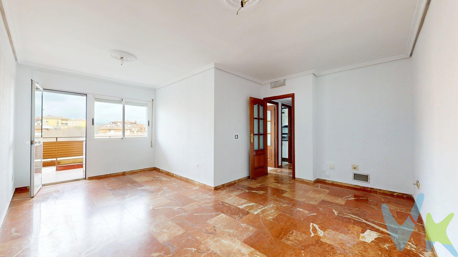 Descubre este magnífico piso ubicado en la zona de Carlos III, una de las áreas más buscadas de Córdoba. Esta propiedad cuenta con una superficie total construida de 126.59 m² y útil de 101.57 m²; es el espacio perfecto para disfrutar del confort familiar que siempre has deseado. El inmueble se encuentra para reformar. La distribución incluye tres habitaciones dobles amplias además de una habitación sencilla ideal como oficina o cuarto auxiliar. La comodidad está garantizada gracias a su único baño completo y aseo adicional pensados para optimizar tu día a día. Los espacios exteriores no son menos atractivos: podrás relajarte o socializar en la amplia terraza mientras disfrutas del aire. Entre otras características destacables están el acceso privado al parking incluido —una verdadera ventaja ante los retos habituales del estacionamiento— así como cercanía con paradas autobuses facilitando tus desplazamientos por la ciudad.  No pierdas esta oportunidad única. CLAUSULA DE TRANSPARENCIA:. En cumplimiento de las obligaciones de información previstas en la Ley 10/2025, de 28 de diciembre, de servicios de atención a la clientela y transparencia, así como en la normativa sectorial vigente, el precio indicado no incluye los gastos e impuestos inherentes a la adquisición, los cuales se desglosan estimados o con posibilidad de calcularlos a continuación; los gastos más ajustados serán dados en el D.I.A. en la visita a inmuebles, o antes. *Gastos de Notaría: La Minuta se calculará según al arancel notarial oficial: Anexo I, del Real Decreto 1426/1989, de 17 de noviembre. Enlace: https://notariared.com/calculadora-gastos-compra-vivienda/. *Gastos de Registro de la Propiedad: La inscripción se facturará según el arancel oficial: ANEXO I, del Real Decreto 1427/1989, de 17 de noviembre. Igual enlace anterior . *Gastos de Gestión (Gestoría): Los honorarios por la tramitación administrativa, liquidación de impuestos e inscripción registral ascienden de forma estimativa a [363 € aprox.] (IVA incluido), aunque depende de cada caso, y su dificultad. *Honorarios Agencia del Vendedor: incluidos en el PVP. *Honorarios Agencia del comprador:  La agencia prestará los servicios de información y acompañamiento previstos en el Encargo de Servicios y en el D.I.A. Si solicita servicios adicionales o personalizados, sus honorarios serán informados previamente, de forma individualizada y por escrito, conforme a la libertad de pactos y a la normativa vigente. *Si necesita Financiación, su banco le informará. *Impuesto sobre Transmisiones Patrimoniales (ITP): Se aplicará el tipo impositivo vigente en Andalucía (generalmente el 7%, sin perjuicio de tipos reducidos del 6%. 3,5%,  etc,  aplicables según las circunstancias personales del comprador o las características del inmueble). El impuesto se devenga sobre el superior entre: 1.- Valor de Referencia de Catastro; y  2.- Precio de venta. Puede calcular su situación personal en el portal oficial de la A.T. de Andalucia. enlace: https://www.juntadeandalucia.es/organismos/economiahaciendayfondoseuropeos/areas/tributos-juego/tributos/paginas/impuestos-cedidos-transmisiones.html. 