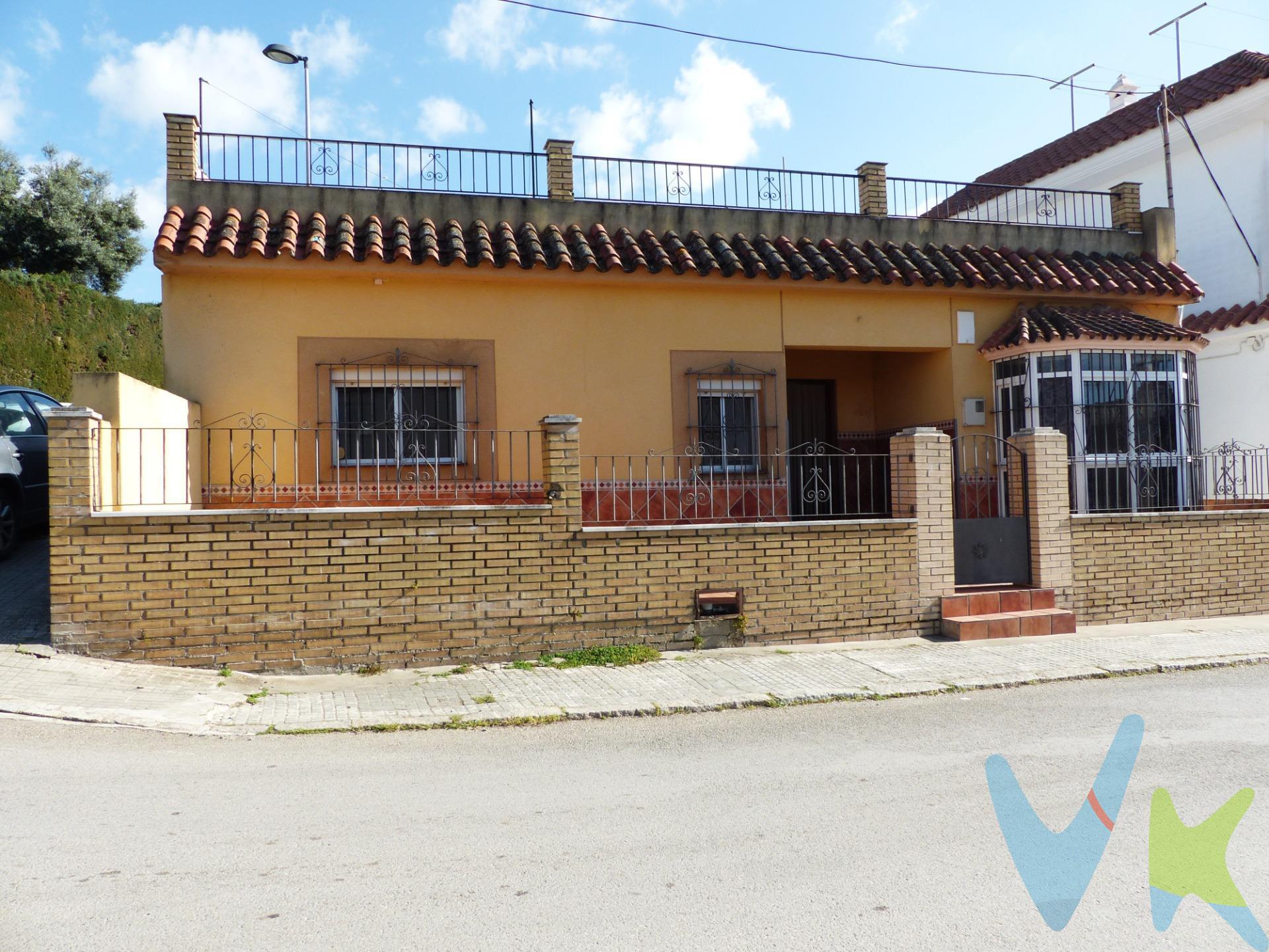 Estupenda casa independiente en planta baja, junto a la barriada San Diego. Tiene 100 m2 construidos sobre una parcela de 130 m2, tiene una terraza exterior, recibidor, amplio salón, tres dormitorios, un baño, una cocina con salida a un patio de unos 15 m2, que tiene una escalera para acceder a la azotea, donde se encuentra una trastero amplio. Es muy luminosa y necesita algo de reforma. Precio: 195.000.-€. En cumplimiento de las obligaciones de información previstas en la Ley 10/2025, de 28 de diciembre, de servicios de atención a la clientela y transparencia, así como en la normativa sectorial vigente, el precio indicado no incluye los gastos e impuestos inherentes a la adquisición, los cuales se desglosan estimados o con posibilidad de calcularlos a continuación: . •	Impuesto de Transmisiones Patrimoniales (ITP): Se aplicará el tipo impositivo vigente en Andalucía (generalmente el 7%, sin perjuicio de tipos reducidos del 6%. 3,5%, etc, aplicables según las circunstancias personales del comprador o las características del inmueble. Para el cálculo del impuesto la base imponible se obtendrá utilizando el mayor valor entre el precio de compra, la tasación, y el valor de referencia catastral. Puede consultar su situación personal en el portal oficial de la Agencia Tributaria de la Junta de Andalucía. •	Gastos de Notaría: La minuta se calculará según al arancel notarial oficial, Anexo I, del Real Decreto 1426/1989, de 17 de noviembre. •	Gastos de Registro de la Propiedad: La inscripción se facturará según el arancel oficial, ANEXO I, del Real Decreto 1427/1989, de 17 de noviembre. •	Gastos de Gestión: Los honorarios por la tramitación administrativa, liquidación de impuestos e inscripción registral ascienden de forma estimativa a 363 € aprox. IVA incluido, aunque depende de cada caso, y su dificultad. •	En caso de adquirir el inmueble, los honorarios a abonar a la Agencia Inmobiliaria son del 3% más el 21% de IVA, sobre el precio publicitado.	. •	La agencia Inmobiliaria efectúa una labor de intermediación, y las condiciones finales de la compraventa quedan sujetas a la aceptación expresa de la parte vendedora y a la posterior formalización del contrato. •	En caso de necesitar financiación para la operación, la obtención de la misma es ajena a la agencia inmobiliaria, y las condiciones y costes de la operación de financiación deberán ser solicitados a la entidad bancaria. •	El consumidor dispone de información y documentación adicional relativa al inmueble, que podrán ser solicitadas a la Agencia Inmobiliaria.