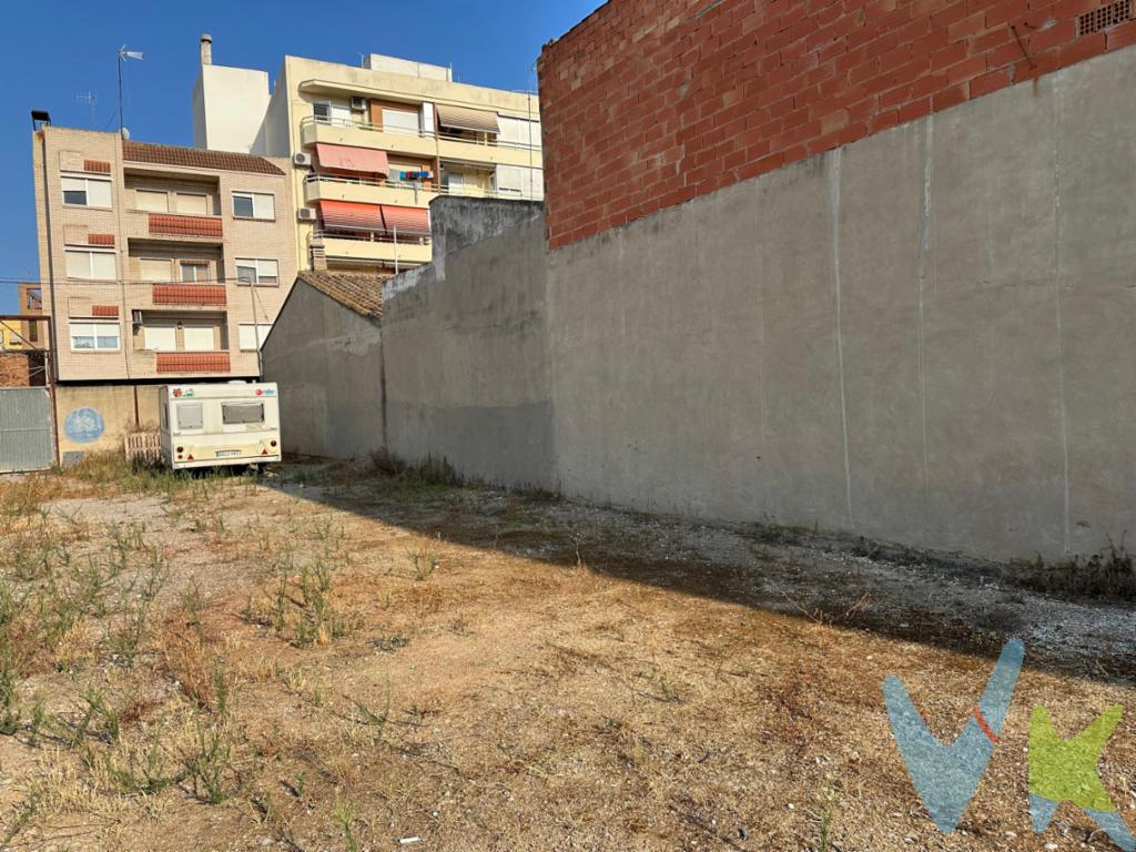 Solar urbano en venta en Puçol: ideal para proyecto residencial con planta baja y dos alturas Oportunidad de inversión en una zona tranquila y bien comunicada, con gran potencial de edificaciónPresentamos este amplio solar urbano ubicado en la localidad de Puçol, una zona residencial muy valorada por su entorno natural, tranquilidad y excelente conexión con Valencia. Con una superficie útil de 224 m², este terreno ofrece una magnífica oportunidad para quienes deseanconstruir una vivienda a medida o desarrollar un proyecto de inversión residencial. El solar cuenta con calificación urbana y permite edificar planta baja (ideal como garaje o zona de servicios) más dos alturas, lo que brinda un gran margen para diseñar una vivienda unifamiliar amplia o incluso una promoción pequeña, dependiendo de las necesidades y normativa vigente. Entorno residencial con todos los servicios La parcela se encuentra en una zona consolidada de Puçol, muy bien comunicada y rodeada de viviendas residenciales. En sus alrededores se puede disfrutar de colegios, centro de salud, supermercados, transporte público y zonas verdes, lo que garantiza calidad de vida y funcionalidad para cualquier proyecto de vivienda.Puçol es una localidad en constante crecimiento, con fuerte demanda tanto de vivienda habitual como de segunda residencia, por lo que este solar representa una inversión segura y con proyección a futuro. Máxima flexibilidad para construir a tu medida La posibilidad de edificar planta baja más dos alturas permite proyectar diferentes tipos de vivienda: desde una casa unifamiliar de gran superficie con zonas exteriores, hasta dos viviendas independientes con garaje, lo que amplía las opciones de uso propio o rentabilidad por alquiler.Su ubicación tranquila y su proximidad a Valencia capital a menos de 30 minutos por autovía lo convierten en una opción ideal para quienes desean vivir fuera del núcleo urbano sin renunciar a la cercanía de todos los servicios.Además, la cercanía a la playa de Puçol y a espacios naturales protegidos añade un valor diferencial a este solar, muy atractivo tanto para uso personal como para clientes finales interesados en viviendas en entornos tranquilos y bien comunicados. 