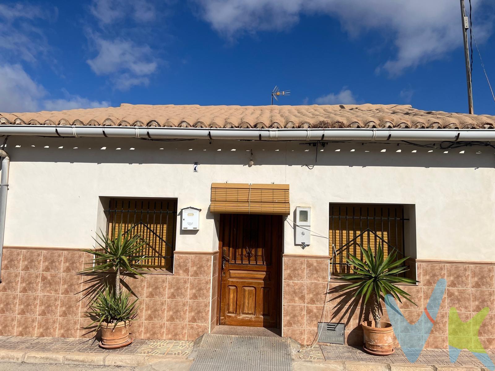 Crea el hogar que siempre has soñado en esta acogedora vivienda ubicada en un paraíso natural lleno de paz.  Esta hermosa casa, distribuida en dos plantas y con un solárium privado de 20 m², cuenta con tres amplios dormitorios y un baño, que combina funcionalidad y estilo.  La luz natural inunda cada rincón del interior, generando una atmósfera cálida ideal para disfrutar momentos únicos. Su distribución abierta conecta sin esfuerzo los espacios como la cocina moderna con una barra y acceso al salón equipado con chimenea y las cómodas áreas de descanso mientras garantiza privacidad a sus habitantes. Desde el salón se accede directamente a un encantador patio interior donde puedes relajarte bajo la luz del día o compartir gratos momentos al aire libre. Además, al subir a la terraza-solarium tendrás acceso también a trastero adicional; todo ello respaldado por una estructura cuya cubierta está completamente aislada mediante espuma para mayor confort térmico. Ubicada estratégicamente entre las sierras Barinas, Espada y Quibas (Abanilla), esta propiedad te brinda no solo tranquilidad sino también conexión auténtica con su entorno rural caracterizado por viñedos exuberantes e historia significativa gracias al cercano sitio paleontológico Quibas. Para terminar te queremos comentar algo: ¡Descubre una aventura inmobiliaria que combina calidad, pasión y profesionalidad! La confianza que los propietarios han depositado en nosotros es un testimonio de nuestro compromiso en brindarte un servicio excepcional. Aquí viene el detalle especial: al contactarnos directamente, evitarás molestarlos, nosotros seremos tus intermediarios y te proporcionaremos toda la asistencia necesaria. Estamos aquí para facilitarte la documentación e información que requieras, y te prometemos un trato cálido y sin complicaciones. Te informaremos detalladamente de todos los aspectos, incluyendo gastos de la compra y honorarios de agencia que no están incluidos en el precio, para garantizar tu comodidad y tranquilidad durante todo el proceso. Esa es nuestra esencia, proporcionarte #Calma: “Estado ideal de tranquilidad que tendrás al comprar tu casa con nosotros”. Queremos que sepas que tanto la descripción del inmueble como las imágenes que ves son valiosas referencias informativas, en ningún caso tienen carácter contractual. Asimismo, el precio ha sido designado por la propiedad por lo que podría sufrir variaciones y no sería vinculante hasta que se formalice en contrato de compraventa.