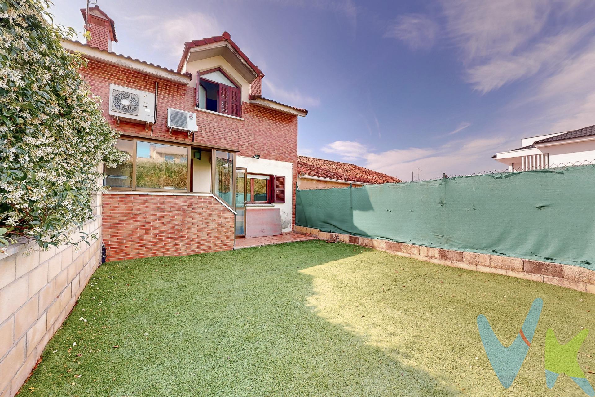 ¡EN VENTA! Precioso adosado de 3 plantas en Beriáin. Este luminoso y espacioso adosado de 178 m² construidos y 163 m² útiles, distribuido en tres plantas, ofrece todo lo necesario para disfrutar de una vida cómoda en familia. Ubicado en una zona tranquila y bien comunicada de Beriáin, con acceso a todos los servicios esenciales (colegios, supermercados, transporte..), esta vivienda destaca por sus amplios espacios interiores y su agradable jardín privado de aproximadamente 60 m². Distribución de la vivienda:. Planta Sótano:. Garaje cerrado con capacidad para dos vehículos, txoko de casi 15 m² ideal para celebraciones o reuniones familiares, con almacén anexo y aseo. Planta Baja:. Espacioso salón de 27 m² con gran luminosidad, cocina independiente de 11 m², baño completo y salida directa al jardín privado, perfecto para disfrutar del aire libre en cualquier época del año. Planta Primera:. Tres dormitorios de entre 12 y 13 m², todos exteriores y bien distribuidos, junto a un baño completo que da servicio a la planta. Características destacadas:. Vivienda adosada en perfecto estado. Garaje para 2 coches. Txoko con almacén y aseo. Jardín privado de unos 60 m². Buena orientación y distribución. Zona residencial tranquila y familiar. Una oportunidad ideal si buscas espacio, comodidad y un entorno agradable para vivir. ¡Llámanos y agenda tu visita!. Te atenderemos encantados y sin compromiso. Datos meramente informativos sin valor contractual. El PVP indicado no incluye impuestos ni gastos de transmisión (ITP, Notaría, Registro..). 