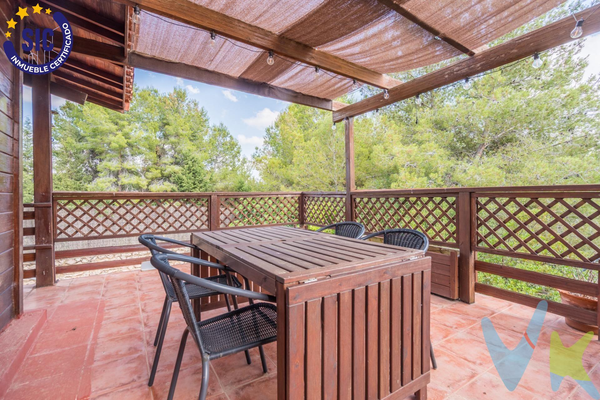 ¿Buscas un hogar con alma, exclusividad y rodeado de naturaleza sin renunciar a la comodidad?. Te presentamos una propiedad verdaderamente excepcional en Cumbres de Calicanto. Una acogedora vivienda de 121 m² construidos en una sola planta, edificada íntegramente en madera maciza tropical de Maçaranduba (de 5 a 8 cm de grosor). Esta madera, con certificado ecológico FSC, es un auténtico "fósil viviente": es más densa que el hormigón, ignífuga, inmune a insectos y aporta una calidez y energía incomparables al hogar. Con techos abovedados de más de 4 metros de altura y suelos porcelánicos, la casa fusiona a la perfección la elegancia contemporánea con el encanto rústico. Es un espacio que emana paz, bienestar y una energía única. ¡Como vivir en un cuento!. Cuenta con una cómoda distribución: 2 amplios dormitorios y 2 baños completos con ducha (uno en suite), amplio  salón-comedor muy luminoso y cocina office totalmente funcional con lavadero independiente. También tienes un estudio independiente de 20 m² en la parte inferior ideal para acoplarlo a tus necesidades ( teletrabajar con total privacidad ó montar una zona de juegos para niños, incluso un gimnasio..), además de una amplia zona de trastero/almacenaje. Dispone de aire acondicionado, ventiladores de techo, calefacción de calor azul y ventanas Climalit con mosquiteras, para tener el máximo confort durante todo el año. Olvidate de buscar sitio para aparcar, ya que la parcela dispone de  porche cubierto con capacidad para 2 o más vehículos. Además tiene un  sistema ecológico de fosa séptica que recicla las aguas grises y negras devolviéndolas limpias al jardín. Un paraíso lleno de vida y canto de pájaros. Disfruta de esta  vivienda orientada al sur y  asentada sobre un espectacular terreno de 918m2 con vistas panorámicas y  protegidas a la Hoya de Buñol con un precioso jardín mediterráneo silvestre rodeado de olivos, higueras, limoneros, lavanda y romero.  Zona de huerto ecológico, paellero tradicional valenciano y varias terrazas para disfrutar del clima. Ubicada en una calle sin tráfico, muy tranquila, con vecinos multiculturales y excelentes. Es el lugar ideal si buscas desconectar, estando a un paso de todo en coche:.  A 15 minutos de Chiva.  A 20 minutos del Aeropuerto de Manises y del Centro Comercial Bonaire.  A 25 minutos de Torrente.  A 30 minutos del centro de Valencia. La casa está completamente lista para entrar a vivir. ¡Ven a sentir su energía y enamórate de tu próximo hogar!. -----------------------------------------------------------------------------. Por mandato expreso del propietario, comercializamos este inmueble en exclusiva, lo que le garantiza acceso a toda la información y una gestión coordinada de la venta. Por este motivo, rogamos no molestar al propietario, a los ocupantes de la vivienda ni a los vecinos. Muchas gracias por su comprensión y colaboración. Si eres agente inmobiliario y tienes un cliente interesado en este inmueble, llámanos. Estaremos encantados de colaborar.