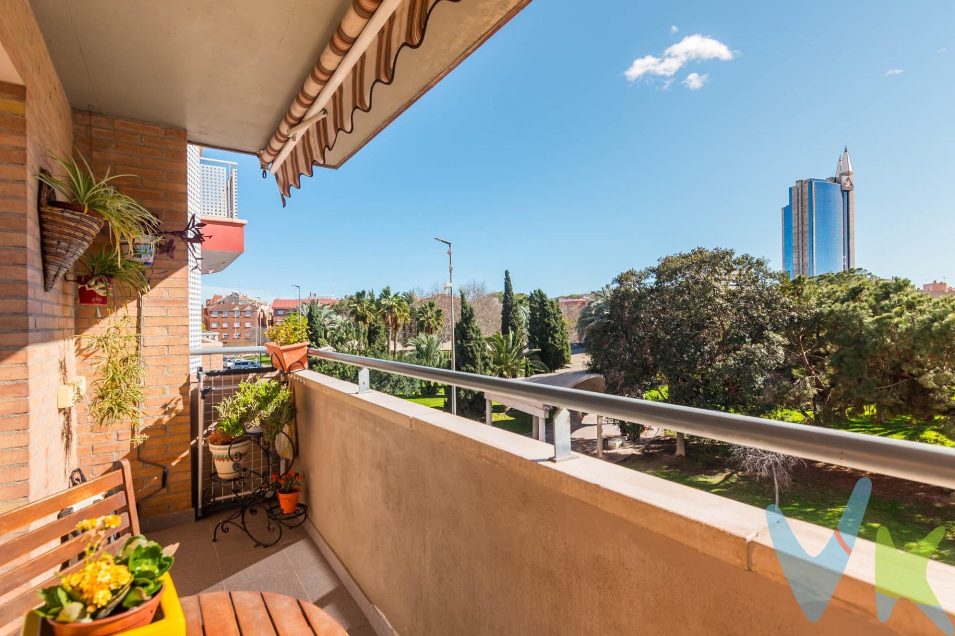 Crea el hogar que siempre has soñado en esta vivienda muy luminosa, situada en esquina y en segunda planta, con una distribución amplia y cómoda, ideal para quienes buscan espacio, luz y una ubicación privilegiada. Dispone de 4 dormitorios, 2 baños completos, salón amplio con salida a balcón y cocina independiente, pensados para el confort diario de una familia. El balcón ofrece vistas directas y totalmente despejadas al Parque de las Tres Copas, aportando tranquilidad, amplitud y una conexión directa con una de las zonas verdes más valoradas del entorno. Incluye plaza de garaje en el mismo edificio, un elemento clave que suma comodidad y valor a la vivienda. Una oportunidad para vivir en una zona consolidada, con todos los servicios cerca, en una vivienda que destaca por su luz, sus vistas y su amplitud. 🔑 Comercialización en multidifusión. Por mandato expreso del propietario, este inmueble se comercializa en multiexclusiva, lo que garantiza un acceso completo a la información, un servicio profesional y una gestión ordenada, sin interferencias de terceros. Si eres agente inmobiliario y tienes un cliente interesado, estaremos encantados de colaborar. Contáctanos sin compromiso. 🤝 Una compra tranquila y bien acompañada. Al contactar directamente con nosotros, evitarás molestias innecesarias a la propiedad. Nos encargamos de toda la intermediación, facilitándote la documentación, la información necesaria y un trato cercano, claro y sin complicaciones. Te informaremos con total transparencia de todos los aspectos de la compra, incluidos gastos y honorarios de agencia para que tomes decisiones con calma y seguridad. Nuestra forma de trabajar se basa en algo muy sencillo:. Calma → la tranquilidad de comprar tu vivienda con acompañamiento profesional en todo el proceso con nosotros. ℹ️ Información legal. La descripción del inmueble y las imágenes publicadas tienen carácter meramente informativo y no contractual. El precio ha sido fijado por la propiedad y podría sufrir variaciones hasta su formalización en contrato de compraventa. 💰 Gastos de la compra. •	Impuestos (ITP). o	Con bonificación: 3 %. o	Sin bonificación: 7,75 %. •	Notaría y Registro: aprox. 1.000 €. •	Honorarios de agencia: 3 % + IVA, con un mínimo de 3.000 € + IVA. (No incluidos en el precio de venta). ¡Oye, agente inmobiliario! Si estás leyendo este texto y te gusta, te desafiamos a ser creativo y sorprendernos con una adaptación original. ¡Nada de copiar y pegar, queremos ver tu ingenio en acción!. 