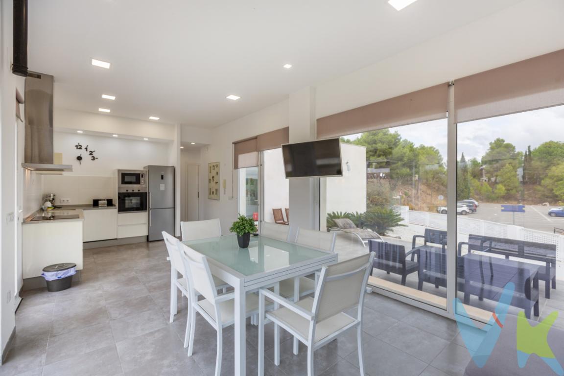 Propiedad con licentia turística perfecta para inversión, con ingresos demostrables!!!!!!Se presenta una excelente oportunidad para adquirir una encantadora casa independiente en Montroy, ideal para aquellos que buscan confort en un entorno tranquilo. Esta estupenda propiedad, disponible para la venta, es una auténtica joya que combina modernidad y funcionalidad en sus 84 metros cuadrados de espacio útil. Construida en el año 2014, ofrece todas las comodidades de un hogar moderno sin sacrificar el encanto de la vida en un entorno natural.La vivienda cuenta con tres amplias habitaciones, diseñadas para ofrecer el máximo confort y tranquilidad. Cada una de ellas es un espacio luminoso, pensado para proporcionar un ambiente relajante y acogedor. Estas estancias son perfectas para configurar un dormitorio principal, habitaciones para los más pequeños de la casa o incluso un despacho para quienes trabajan desde casa.La distribución interior ha sido inteligentemente planeada para optimizar cada rincón. La cocina se presenta como un espacio contemporáneo, funcional y espacioso, ideal para desarrollar el arte culinario en familia. Equipamientos modernos facilitan las tareas diarias, haciendo de esta área un punto de encuentro cálido y eficiente.El salón, espacioso y con una excelente entrada de luz natural, es el corazón de la casa. Su diseño abierto permite múltiples configuraciones de mobiliario para adaptarse a las necesidades y gustos de cada familia. Este espacio acoge una atmósfera de relax perfecta para disfrutar de momentos de ocio o para compartir con amigos y familiares.El cuarto de baño de la casa está diseñado con materiales de primerísima calidad, ofreciendo una experiencia sofisticada en cada uso. La distribución y los elementos que lo componen han sido cuidadosamente escogidos para garantizar la máxima comodidad y están en perfecto estado.Ubicada en Montroy, esta propiedad no solo se beneficia de unas vistas magníficas, sino también de un entorno privilegiado que ofrece una gran calidad de vida. La localidad garantiza tranquilidad y seguridad, un ambiente ideal para el crecimiento y disfrute de toda la familia. Además, la casa está perfectamente conectada con los servicios principales, lo que facilita el día a día y asegura que todas las necesidades estén cubiertas.El exterior de la vivienda permite disfrutar en plenitud de la naturaleza circundante y del excelente clima de la región. Un espacio perfecto para organizar reuniones al aire libre, crear un jardín privado, o simplemente para disfrutar de momentos de relax en el exterior.No deje pasar esta oportunidad única de asegurar un hogar que combina calidad, diseño y una excelente ubicación. Esta casa independiente en Montroy representa una inversión acertada para aquellos que buscan tranquilidad sin renunciar a las comodidades modernas. No dude en ponerse en contacto para organizar una visita. La oportunidad de descubrir el potencial de este hogar solo ocurre una vez. Venga a visitarla y déjese conquistar por su encanto y versatilidad.__________________________ La comercialización del presente inmueble se realiza en régimen de exclusiva, garantizando a la propiedad una gestión profesional, coordinada y sin interferencias externas. Trabajamos bajo el modelo de exclusiva compartida, colaborando activamente con otras agencias y profesionales que representen a posibles compradores o arrendatarios, con el objetivo de maximizar la difusión y las oportunidades de cierre.Por respeto a la propiedad y a sus ocupantes, se ruega no molestar directamente a propietarios o inquilinos. Para cualquier información adicional, concertar visita o plantear colaboración profesional, deberán dirigirse exclusivamente a nuestra oficina.La información contenida en este anuncio (incluyendo superficies, distribución, características, imágenes, planos y precios) tiene carácter meramente informativo y orientativo, no contractual, pudiendo estar sujeta a modificaciones, errores u omisiones sin previo aviso. Las superficies indicadas son aproximadas y no tienen carácter vinculante.El precio publicado no incluye impuestos ni gastos derivados de la operación (ITP, IVA, AJD, notaría, registro, gestoría u otros que legalmente correspondan).En caso de compraventa, los honorarios de intermediación inmobiliaria no están incluidos en el precio y serán satisfechos por la parte compradora de forma independiente, salvo pacto distinto.En caso de arrendamiento, la renta indicada no incluye suministros ni otros gastos repercutibles salvo indicación expresa en el anuncio. Las condiciones económicas y jurídicas definitivas se establecerán en el correspondiente contrato conforme a la normativa vigente. Los honorarios profesionales se aplicarán conforme a la legislación en vigor en el momento de la formalización del contrato.La propiedad podrá ser retirada del mercado o modificada en sus condiciones sin previo aviso, estando la oferta sujeta a disponibilidad.