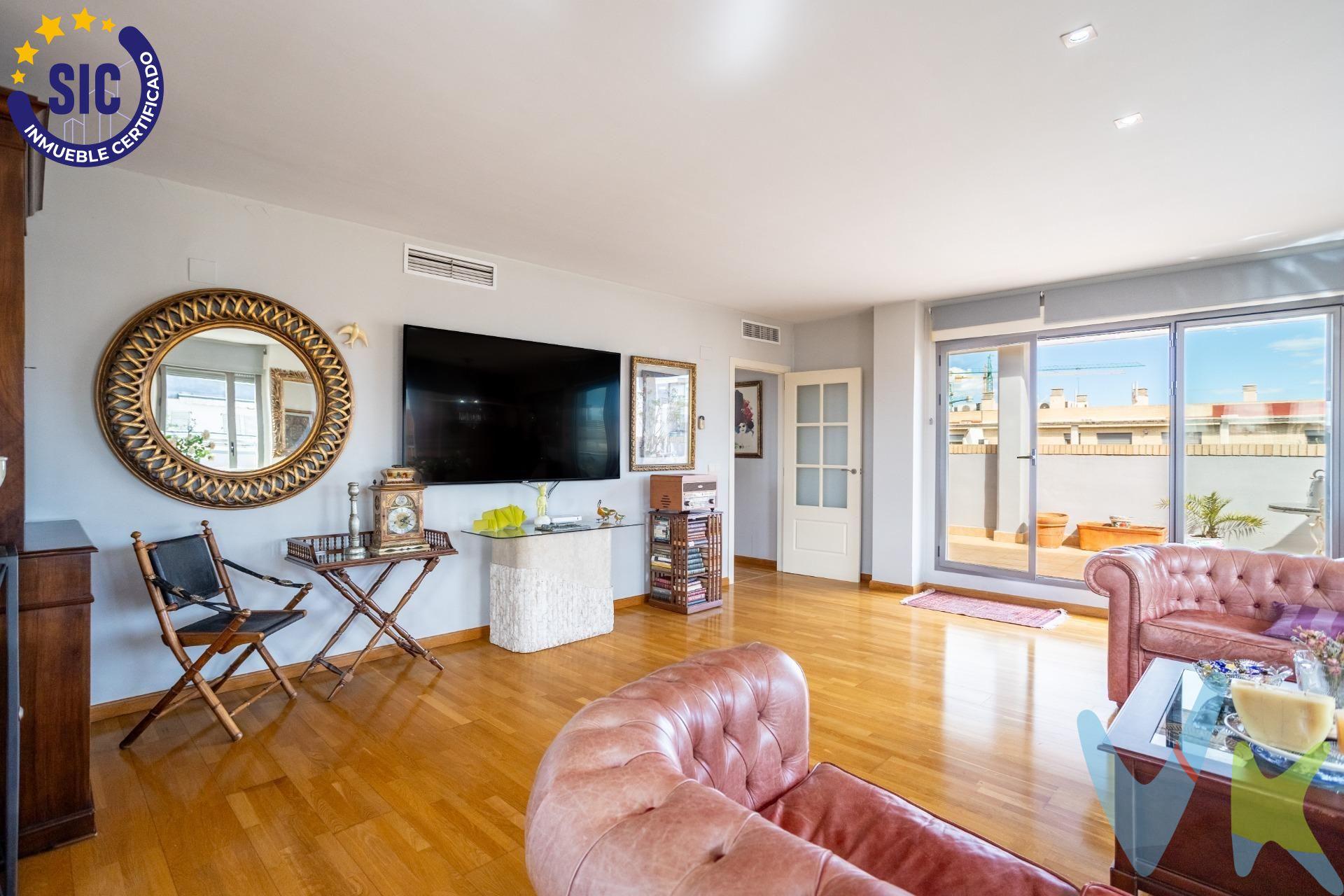 . Descubre la esencia del LUJO y la EXCLUSIVIDAD en este espectacular ÁTICO en Valencia para quienes buscan un hogar sin concesiones, con más de 160 m² de vivienda y 150 m² de terrazas privadas. Desde el primer instante, la sensación de AMPLITUD y LUMINOSIDIAD envuelve cada rincón de este hogar. . La zona de día orientada al sur se convierte en el epicentro de la vivienda, inundada de luz natural que potencia la calidez y la armonía del espacio. Se compone de un amplio y elegante salón-comedor, cocina independiente con espacio para comer, lavadero propio y salida a una terraza, y un baño completo. Las terrazas, que envuelven la vivienda, ofrecen no solo un ESPACIO EXTERIOR DE ENSUEÑO donde poder disfrutar de amaneceres espectaculares, cenas bajo las estrellas y momentos de relax en total privacidad, sino también una VENTILACIÓN CRUZADA perfecta con orientaciones este y oeste. En la zona de descanso, el ático cuenta con cuatro dormitorios de grandes dimensiones, dos de ellos con acceso directo a las terrazas exteriores y otro baño completo para dar servicio a esta parte de la vivienda. . Esta vivienda, además de su excepcional estado de conservación y su impecable distribución, se encuentra en un enclave privilegiado, rodeada de servicios y con acceso a ZONAS COMUNES exclusivas, jardines y PISCINA COMUNITARIA. Además, la vivienda dispone de una PLAZA DE GARAJE de 11 metros cuadrados y un cuarto TRASTERO contiguo a la misma al fondo, con una superficie de aproximadamente 5 metros cuadrados. Este exclusivo ático no solo destaca por su ubicación privilegiada y su inmejorable estado de conservación, sino también por la calidad de sus acabados y la amplitud de sus espacios, diseñados para ofrecer el máximo confort. Una propiedad única para quienes buscan lujo, diseño y CALIDAD DE VIDA en un entorno excepcional. ¡No dejes pasar esta oportunidad y ven a descubrir tu nuevo hogar! 🏡✨. La descripción y los datos del presente inmueble tienen carácter meramente informativo y en ningún caso contractual. En el precio de la vivienda no están incluidos los honorarios de agencia, gastos de compraventa y/o financiación. Por mandato expreso del propietario, comercializamos este inmueble en exclusiva compartida, lo que garantiza un servicio de calidad, un trato fácil y personalizado, una gran difusión en nuestras redes compartidas y sin interferencias de terceros. Por este motivo se ruega no molestar al propietario, a los ocupantes de la propiedad, a los vecinos o conserjes del edificio si los hubiera. Si eres una agencia, llámanos colaboraremos contigo. . Muchas gracias. . 