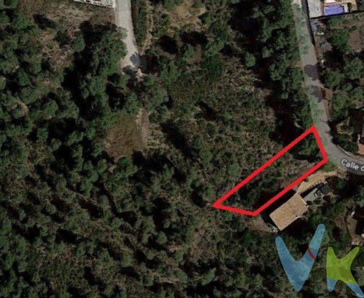 Parcela de 762m2 en la Urb. Palmeras de Canyelles. El terreno dispone de una fachada principal con orientación a noreste.  .  La opción Ideal para los que quieren diseñar y disfrutar de una casa con un gran terreno, sin el estrés y el constante ruido que se sufre en el centro de las ciudades. La parcela se encuentra en la urbanización las Palmeras, de Canyelles, que está actualmente en proceso de urbanización. Está perfectamente comunicada con salidas hacia Barcelona o Tarragona gracias a la C-31, la C-15, la C-32, la AP7 y la N-320.  .  La urbanización dispone de luz y fibra y está en proceso de instalar el suministro de agua.  .  Viva rodeado de naturaleza, en un idílico paraje donde poder evadirse cada día, relajarse y disfrutar con la familia y seres queridos. Las distancias a los principales puntos de interés son:.  .  Centro de Canyelles: 3 km.  Vilanova i la Geltrú: 9.3 km.  Sitges: 15.0 km.  Aeropuertos cercanos: Barcelona - El Prat en 37.7 Km (30 min) / Reus 62,3 km (43 min).  Estación de tren más cercano: centro de Vilanova i la Geltrú en 9.3 Km (16 min) / Sitges a 14.8 km (17min).  Playas más cercanas: playa de Ribes Roges ,Vilanova i la Geltrú a 10.5 km / playa de San sebastián, Sitges 16.1 (17min).  .  Canyelles es una población en segunda línea costera de la comarca del Garraf, situada a medio camino entre las principales áreas metropolitanas (a 40 km. de Barcelona y 45 de Tarragona), con una extensión total de 14,23 km2 y una población de 4.481 habitantes en 2018. Su localización privilegiada, junto a los parques naturales del macizo del Garraf y el parque natural del Foix, le proporciona un clima de montaña estando a escasos kilómetros de la playa.  .  Población de aire familiar con tradición agrícola, y con un núcleo antiguo con encanto, donde podemos encontrar su iglesia e incluso un castillo entre sus encantadoras calles. A pocos kilómetros, en la franja de costa, en la misma comarca, tenemos las poblaciones de Vilanova i la Geltrú y Sitges, en las cuales podremos disponer de infraestructuras náuticas y de ocio: puerto deportivo, playas, paseo marítimo, campo de golf..  .  En la comarca, la oferta comercial y cultural es muy variada y completa, con tiendas de todo tipo, museos de fama nacional como el Víctor Balaguer (arte catalán del romanticismo), o de tecnología, como el del Ferrocarril; cuenta con una programación estable de teatro, música, cine y festivales de fama nacional de música y cine. Así mismo, ofrece una gastronomía rica y variada muy importante y reconocida al igual que sus carnavales y otras fiestas populares muy variadas. También dispone de universidad UPC y numerosas escuelas de gran prestigio ubicadas en la zona.  .  NO LO DUDES MAS Y EMPIEZA  A DISEÑAR LA CASA DE TUS SUEÑOS, VEN A VERLO!!