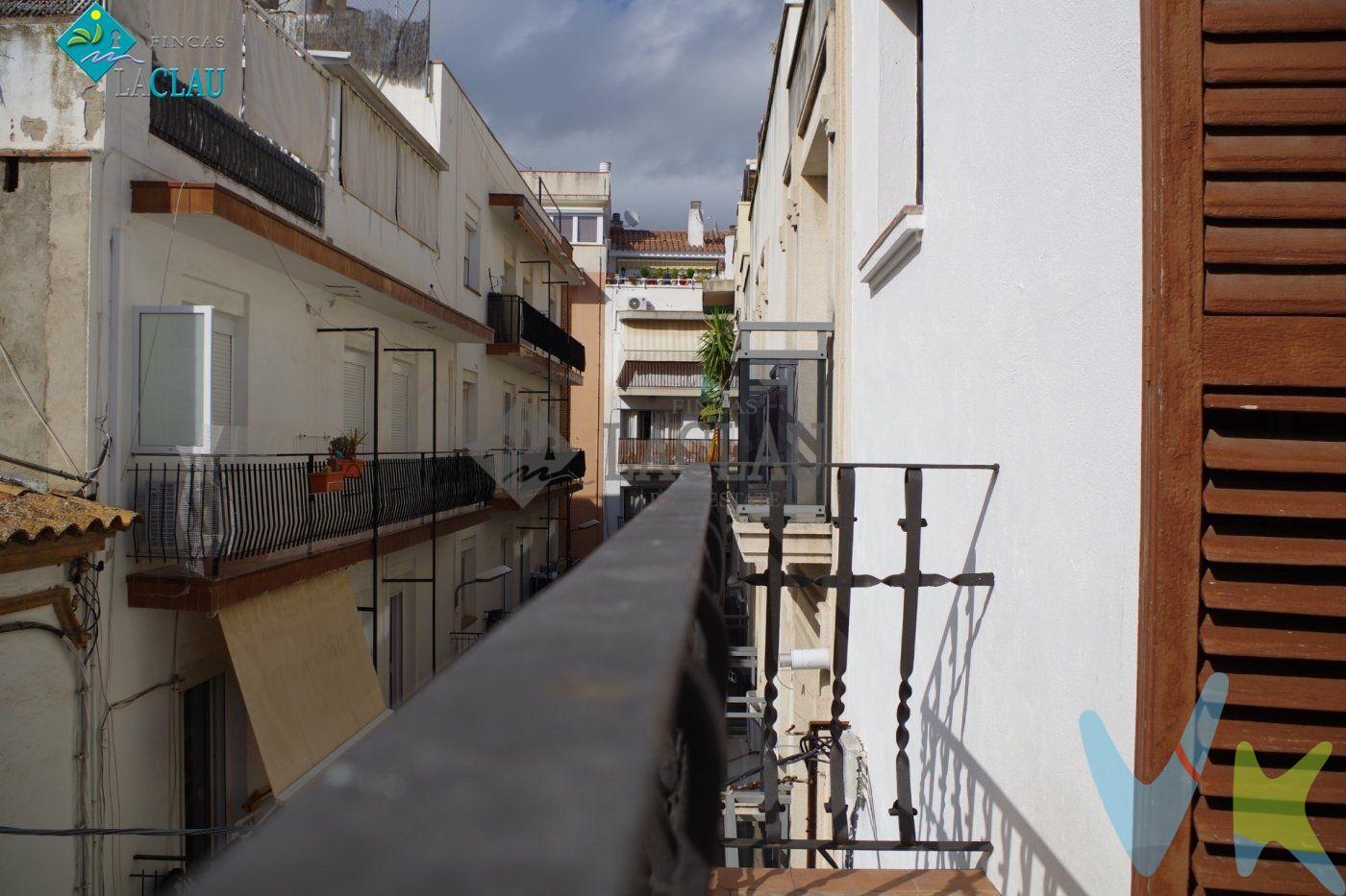 Piso muy céntrico ubicado en una calle peatonal tranquila. Encantador piso antiguo reformado en el corazón de Sitges. Situado en una calle tranquila del centro de Sitges, este piso antiguo completamente reformado combina el encanto clásico con las comodidades modernas. A solo 5 minutos de la playa, permite disfrutar de la vida costera en una ubicación privilegiada. El inmueble cuenta con un amplio salón-comedor, ideal para momentos de relax y reuniones familiares. La cocina, moderna y funcional, se conecta con una galería que funciona como lavadero, facilitando las tareas del día a día. Dispone de tres habitaciones: dos dobles con armarios empotrados y una individual, perfectas para familias o para crear un espacio de oficina o habitación de invitados. El baño completo con plato de ducha ofrece confort. Además, un balcón a la calle proporciona un espacio para disfrutar del ambiente urbano y de las vistas. Los suelos de parquet aportan calidez y elegancia a la vivienda, ofreciendo todas las comodidades en un entorno tranquilo y cercano a comercios, servicios y la playa. Cláusula de Transparencia y Desglose de Gastos (Ley 10/2025). Precio no incluye impuestos/gastos:. •	Para segunda mano, al encontrase el inmueble en CATALUNYA, ITP 10 a13% según importe (posibles reducidos 5 a 7%) calculándose el importe sobre el mayor entre el precio de venta o valor de referencia. •	Para Obra Nueva IVA 10% + AJD 1,5% . •	Gastos Notaría según aranceles (Anexo I, del Real Decreto 1426/1989, de 17 de noviembre). •	Gastos Registro según aranceles (Anexo I, del Real Decreto 1427/1989, de 17 de noviembre). •	Gastos Gestoría según trámites a realizar. •	Para una vivienda de segunda mano cuyo valor de referencia (330.894,86€) es superior al de venta, el ITP se paga sobre ese importe. Al eencontrase la vivienda en Catalunya, ITP: 33.089 €, Gastos de notaría: aprox. 1.200 € a 1.800 €, Gastos de registro: aprox. 400 € a 600 €, Gastos de gestoría: aprox. 300 € a 500 €. Total estimado de gastos: 34.989 €-36.989 €. IMPORTE FINAL DE LA OPERACIÓN: 364.984 € - 366.984 €. •	Honorarios de agencia: incluidos en el precio y a cargo del vendedor. Cédula habitabilidad: CHB01235026001, fecha de emisión 11/03/2026, con superficie útil 62,47m2 . Certificado de Eficiencia Energética: Consumo: E 196kWh/m² año//Emisiones: E 36kg CO2/m² año. Metros construidos 108m2/Metros útiles 62,47m2. El precio no incluye el mobiliario, electrodomésticos y enseres que aparecen en las fotos. API: 2400 - AICAT 1.050. . Ref.09587RM. . 
