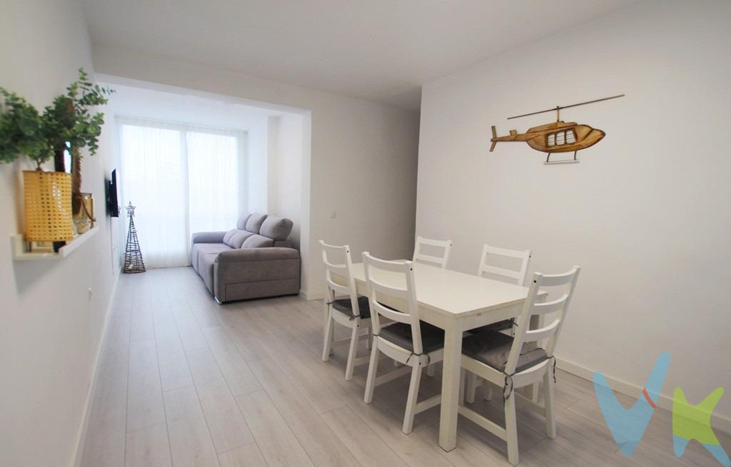 Fantástico piso totalmente reformado, ubicado en la zona norte de la ciudad. Con una superficie de 76,34 metros cuadrados, esta propiedad cuenta con tres amplios dormitorios que ofrecen comodidad y funcionalidad. El baño ha sido modernizado para satisfacer las necesidades contemporáneas. La cocina americana está completamente equipada y lista para su uso inmediato; un espacio moderno que se integra perfectamente con el salón comedor, ideal para disfrutar momentos en familia o recibir invitados. Entre sus características destacadas se incluyen acabados de alta calidad: puertas lacadas en blanco que aportan luminosidad al ambiente, suelo elegante de gres porcelánico fácil de mantener y carpintería exterior climalit que garantiza un excelente aislamiento térmico y acústico. Se han realizado mejoras significativas tanto a nivel eléctrico como sanitario durante su reforma integral. La ubicación es inmejorable; muy cerca encontrará paradas de autobús facilitando así los desplazamientos por la ciudad, además del acceso a colegios reconocidos y centros comerciales donde podrá realizar todas sus compras diarias sin complicaciones adicionales. Este inmueble también ofrece extras valiosos como armarios empotrados optimizando el almacenamiento disponible dentro del hogar y una puerta blindada proporcionando seguridad adicional. De acuerdo con lo prevenido en el Decreto 218/2005, de 11 de octubre, se informa al cliente que los Gastos Notariales, Registrales, impuesto de transmisiones (ITP) o I.V.A., Honorarios de intermediación, Gastos financieros, y otros gastos inherentes a la compraventa no están incluidos en el precio.