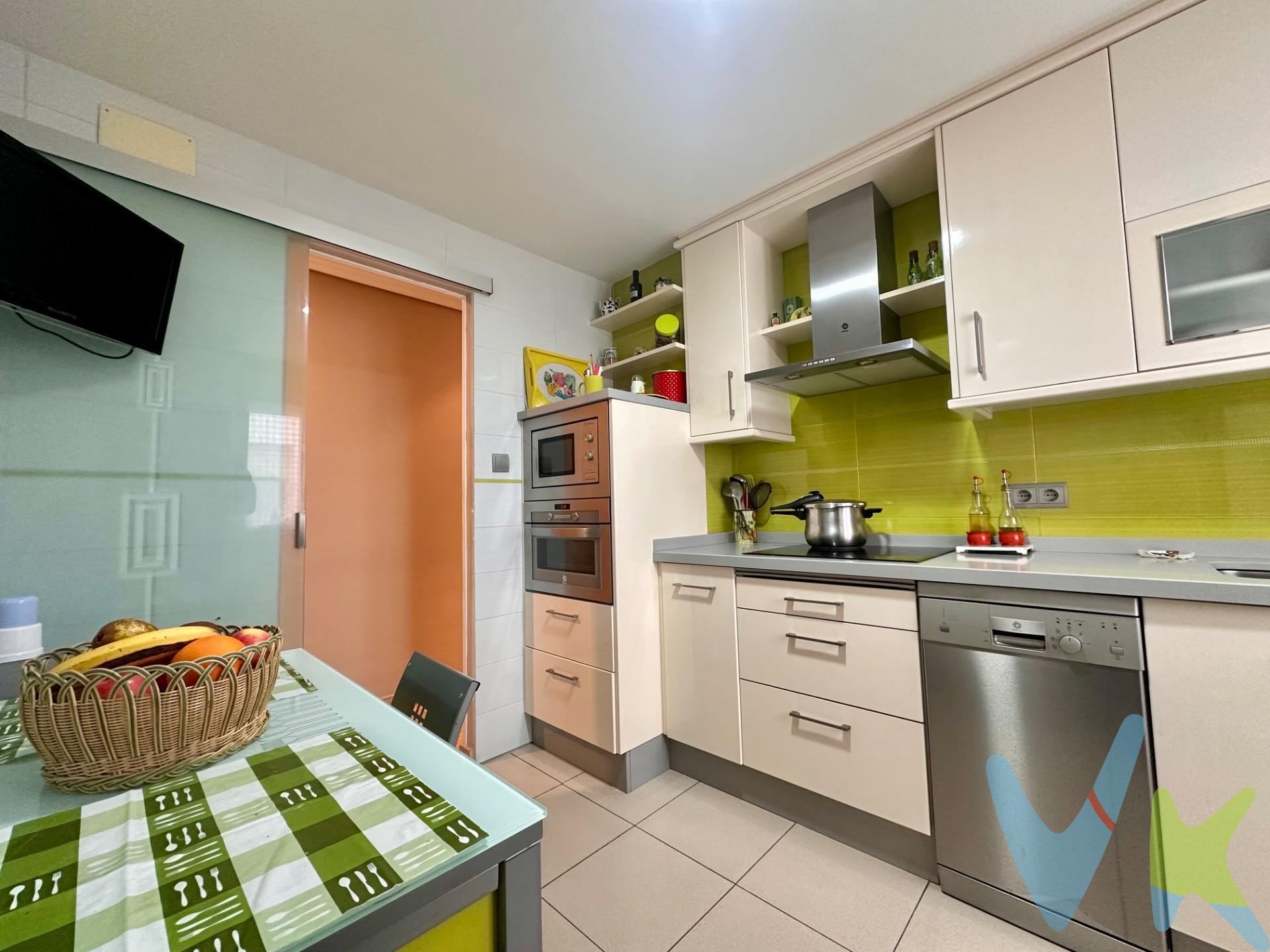 Vivienda ubicada en la zona del Temple de Ponferrada, próxima a comercios, cafeterías, centro médico, colegio y policía municipal. El inmueble está situado en una 3º planta sin ascensor (tiene hueco para ponerlo a futuro) de un bloque de viviendas de 1969. La vivienda está distribuida en hall de entrada, salón, habitación destinada a comedor actualmente, cocina equipada independiente, baño con plato de ducha, despensa y dos habitaciones dobles. Completa la composición un desván en el bajo cubierta, un trastero y una carbonera en la planta sótano. La calefacción y ACS se producen mediante caldera individual de gas ciudad. 