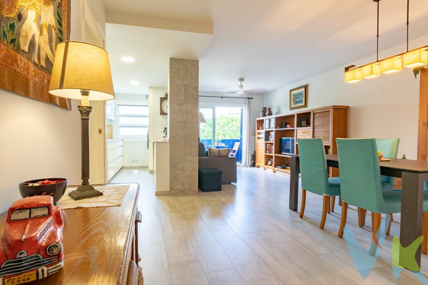🏡  Imagína vivir en un piso amplio, luminoso y reformado, dentro de un edificio tranquilo con solo 7 vecinos. Eso es lo que ofrece esta propiedad de 101 m² constr. perfectamente distribuidos, ubicada a tan solo 2 minutos del Cap de la Vila, 1 minuto de la estación de tren y con acceso inmediato a la C-32. El edificio, construido en 1992 y en perfecto estado de conservación, cuenta con ascensor y elevador para silla de ruedas en la entrada, pensado para que todos puedan disfrutarlo con comodidad. ✨ Características de la vivienda:. -2 habitaciones dobles y 1 individual. -2 baños completos (uno en suite). -Salón comedor muy amplio y lleno de luz natural, con cocina integrada. -Reforma integral realizada hace solo 7 años. -Calefacción de gas natural. -Cerramientos de aluminio con doble cristal y aislamiento + mosquiteras. -Armarios empotrados. -Suelo de cerámica que imita a la calidez de la madera. 🚗 Además, incluye una plaza de parking amplia y cómoda en el mismo edificio, un auténtico valor añadido en esta zona de Sitges. Un hogar moderno, práctico y bien conectado, perfecto para quienes buscan calidad de vida sin renunciar a la comodidad de estar en el centro. 📞 Contactanos para más información o para coordinar una visita. _________________________________________________________. Nota: en los importes indicados no se hayan incluidos los impuestos y tasas aplicables a la compra o alquiler del bien inmueble. Las fotografías, videos, planos y demás documentación gráfica pueden no corresponder con la realidad actual, así como los metrajes y superficies, y no tienen carácter contractual. Salvo indicación contraria, los muebles y equipamiento que aparecen en el anuncio no están incluidos en el precio. La vivienda dispone de Certificado Energético y Cédula de Habitabilidad vigentes.