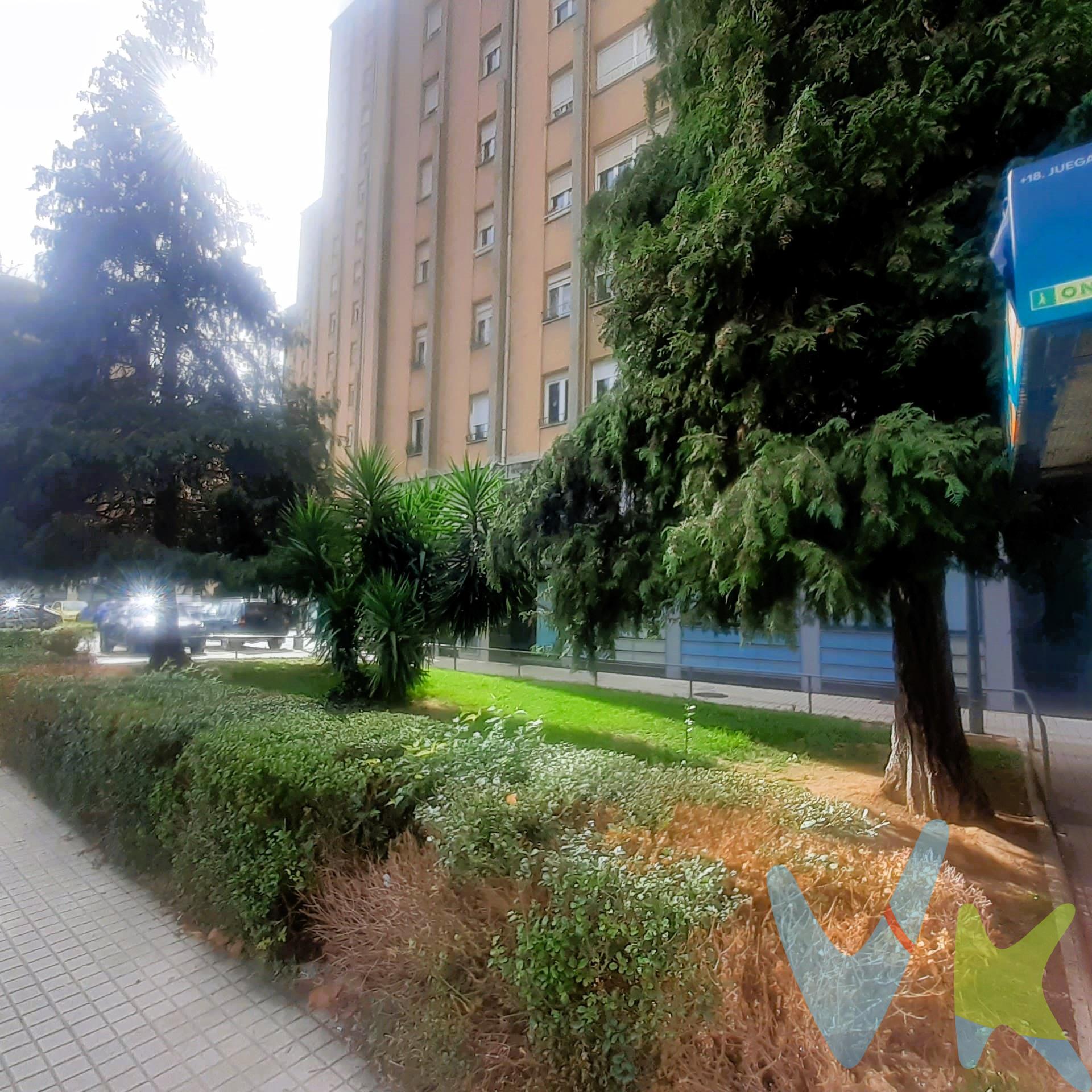 Te presentamos este encantador piso situado en la tranquila localidad de Barañain. Con una superficie construida de 74 m² y útil de 67,5 m², esta propiedad, en buen estado, es ideal para quienes buscan un hogar cómodo y acogedor. La vivienda cuenta con una habitación doble y dos habitaciones sencillas, que ofrecen amplios espacios perfectos para el descanso familiar. Además, dispone de un baño completo, perfectamente distribuido para optimizar el uso del espacio. Su orientación hacia el este permite disfrutar de la luz del sol por las mañanas, creando un ambiente cálido y luminoso en toda la casa. Entre sus características más destacadas se encuentra su excelente ubicación, con acceso cercano a autobuses urbanos que facilitan la movilidad a otros puntos importantes de la ciudad. También hay colegios en las cercanías, lo que resulta ideal para familias con niños pequeños. El entorno es impresionante, con vistas naturales espectaculares y zonas infantiles donde los más pequeños pueden jugar libremente y disfrutar del aire libre. Este piso no solo representa confort, sino también una calidad de vida excepcional, gracias a todas estas comodidades accesibles sin renunciar al pacífico ambiente residencial que ofrece Barañain. ¡No pierdas la oportunidad de visitar este fantástico hogar!. 