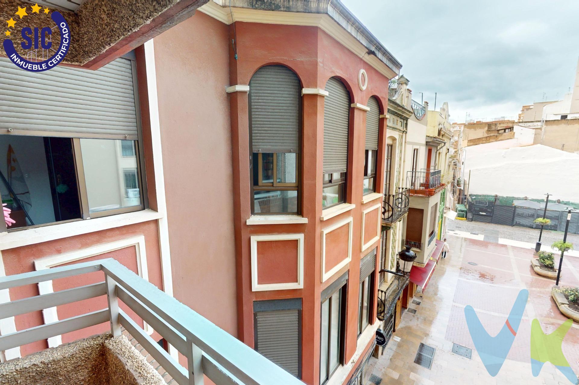 . ¿Buscas una oficina amplia, representativa y con excelente ubicación para tu negocio?. Esta oficina de aprox. 140 m² se encuentra en una de las zonas más transitadas del centro de Castellón, rodeada de servicios, transporte, comercios y vida profesional activa. Ideal para despachos profesionales, consultoría, bufetes, o sedes corporativas. 📐 Distribución funcional y luminosa:. 4 grandes despachos (uno de ellos con zona de reuniones). Sala de espera independiente. Gran recibidor de entrada, muy representativo. 2 baños. Archivo / almacén. Balcón exterior con vistas despejadas a la plaza. ✅ Características destacadas:. Muy luminosa y con estancias amplias. Edificio bien mantenido. Posibilidad de personalizar según actividad. Perfecta para establecer tu negocio en zona consolidada. 📍 Situada en una de las mejores ubicaciones del centro urbano de Castellón, con mucho paso de personas, ideal para dar visibilidad a tu actividad profesional. 📞 Contáctanos para más información o agendar una visita. ¡Una oportunidad para instalar tu oficina en el centro!. 