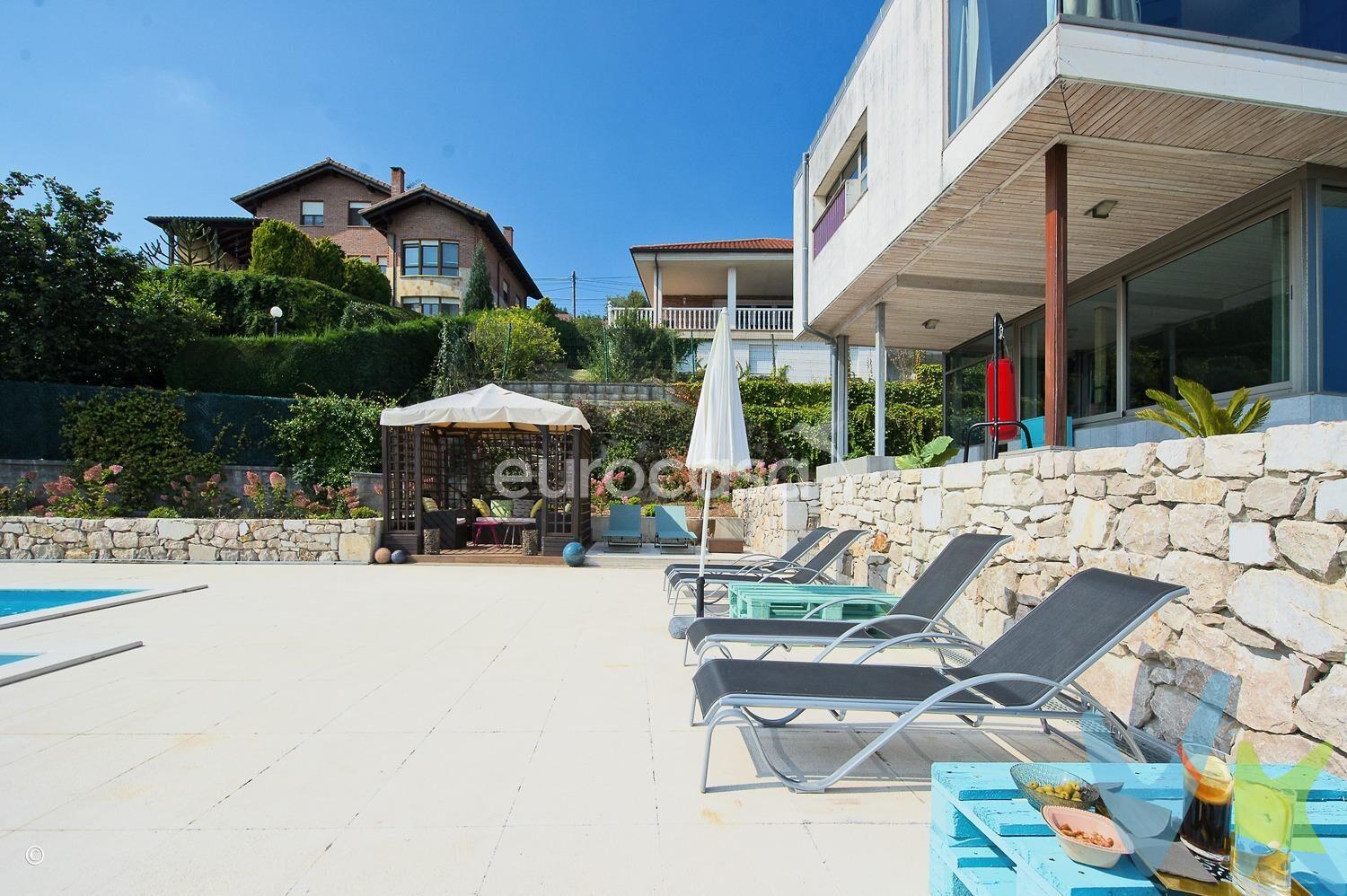 PARAÍSO DE LUJO EN PUENTE ARCE. Ubicada en la mejor zona de Puente Arce, rodeada de naturaleza y tranquilidad, se encuentra esta espectacular residencia, construida sobre una impresionante parcela de más de 1500m². Con 500m² perfectamente distribuidos en dos plantas, cada rincón de esta casa está pensado para ofrecerte comodidad, amplitud y estilo. La planta principal te sorprenderá con un espacioso garaje, una cómoda habitación con aseo privado, una moderna y espaciosa cocina y un amplísimo salón divido en dos ambientes: la zona de comedor perfecta para las reuniones familiares y celebraciones y la zona de estar, en la que destaca una acogedora chimenea que crea un ambiente cálido, perfecto para relajarte mientras disfrutas de vistas inigualables. Subiendo a la primera planta encontrarás la zona de descanso, compuesta por 5 habitaciones: 3 de las cuales cuentan con baños completos y armarios empotrados cada una de ellas, además de otra amplia habitación y la impresionante suite principal. Ésta última cuenta con una sala de estar, ideal para convertirla en biblioteca, sala de cine o lo que prefieras. El dormitorio cuenta con un impresionante ventanal que te ofrece unas vistas espectaculares, un vestidor y baño privado de diseño. Podrás acceder a la terraza superior desde la biblioteca y desde dos de las habitaciones y seguir admirando el paisaje en todo su esplendor. Si el interior de la casa es maravilloso, te sorprenderás igualmente cuando la vida sale al exterior. Podemos definirlo como la máxima expresión de relajación y disfrute. El jardín es el lugar ideal para relajarte, disfrutar del aire libre y desconectar. Cuenta con un porche orientado al sur además de una terraza chill-out donde podrás disfrutar de grandes momentos al aire libre desde que amanece hasta el anochecer. La piscina, con una zona de tumbonas perfectas para tomar el sol, y la pérgola, ideal para descansar a la sombra, hacen del exterior un espacio único. Cuenta además con un vestuario donde podrás cambiarte y ducharte cómodamente después de un baño refrescante en la piscina. La ubicación es idílica. En un entorno privado y tranquilo, rodeado de naturaleza y donde podrás pasear disfrutando de las zonas verdes y del paseo tan bonito que acompaña al río. Más que una casa es un estilo de vida: un rincón único y exclusivo donde la naturaleza y el confort se encuentran en perfecta armonía. 