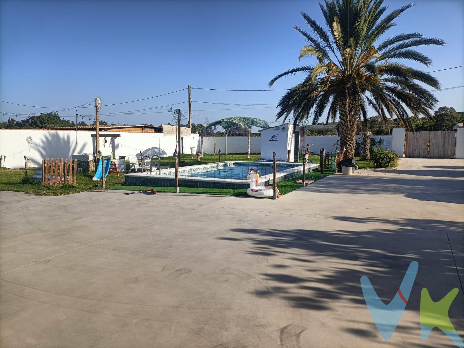 Descubre esta encantadora casa de campo ubicada en Chiclana, en la tranquila zona de Borreguitos, muy cerca del hermoso Pinar del Hierro. Con fácil acceso a la autovía y hacia las maravillosas playas de La Barrosa, este refugio te ofrece todo lo que necesitas para disfrutar del aire libre. La propiedad cuenta con una generosa parcela de 4.870 m2 donde se encuentra una vivienda confortable de 105 m2 construidos que incluye un acogedor porche, cocina funcional y un luminoso salón comedor equipado con estufa de pellet ideal para los días fríos. Disfruta también dos amplios dormitorios dobles perfectos para descansar tras un día al sol o después trabajar en tu propio huerto orgánico! Además, dispone entre sus instalaciones exteriores; hermosa área ajardinada alrededor e inspirador entorno junto a su refrescante piscina privada perfecta para relajarte durante el verano caluroso.Las comodidades no terminan aquí: tendrás gallinero listo si deseas criar aves frescas cada mañana , espacio adicional como trastero (13m²) e invernadero incluido . Si buscas tranquilidad sin renunciar a tus pasiones personales esto es Ideal!, todos servicios eléctricos han sido renovados así cómo fontanería ; incluso instalando placas solares optimizando ahorro energético ! Ven visitar hoy mismo ¡(Recuerda gastos notariales, registro, impuestos y  honorarios agencia no incluidos precio).