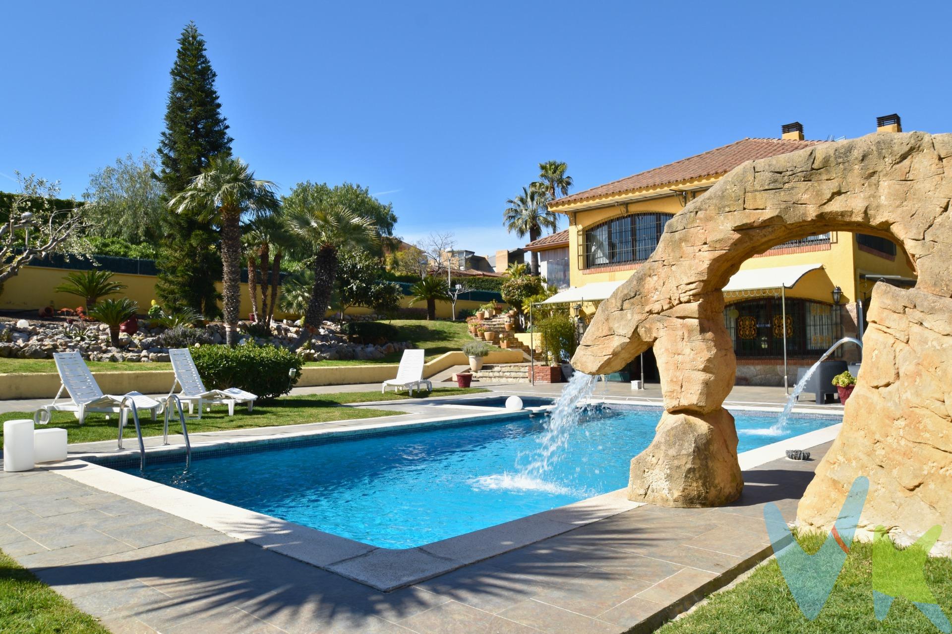 Villa de lujo con 331m² útiles de superfície y 1598m² de parcela situada en el Tennis-L'Aragai, zona muy residencial de Vilanova i la Geltrú,  población costera próxima a Sitges y solo a 30 minutos de Barcelona capital. Descubra la armonía perfecta entre diseño y entorno. Esta villa señorial destaca por sus interiores de alta gama y una distribución pensada para el confort más exigente. La vivienda principal acoge dos plantas con interiores de estilo y acabados de calidad excelente, con calefacción y pozo de agua que abastece a toda la casa de forma particular. Distribución con espacios de amplias dimensiones configurando distintos ambientes con un marcado sentido de amplitud. En la planta inferior, a pie de jardín y piscina se situa un amplio y magnífico salón-comedor-cocina  con chimenea, ideal tanto para verano como invierno, esquinero y con amplios ventanales, muy soleado. En la primera planta, una luminosa zona de día compuesta por espectacular salón de juegos, precioso salón-comedor con altillo, cocina con office, cuatro dormitorios, 1 suite única con armarios de madera noble, baño con bañera y plato de ducha, baños completo, baño auxiliar y amplio porche que extiende la vida cotidiana hacia el exterior. En la parte trasera la propiedad se completa con bodega, despacho, trastero,  lavandería y garaje con gran capacidad. . El exterior ha sido concebido para disfrutar de la propiedad al máximo con estilo mediterraneo y relajado: Un oasis privado con jardín autóctono, piscina de autor con chorros y expectacular fuente artística tipo cascada, barbacoa equipada con leñera, solárium y diversas zonas de descanso y solárium diseñadas para la desconexión absoluta. Una propiedad para quienes entienden que el lujo es, por encima de todo, libertad y espacio, . Cédula habitabilidad CHB02544226. Certificado Energético: Referencia KX5T123CZ Consumo de energia G 289 Kwh/m² año Emisiones F 56 Kg CO2/m² año. El precio no incluye impuestos (ITP, IVA y AJD), ni los gastos de notario ni los de registro.