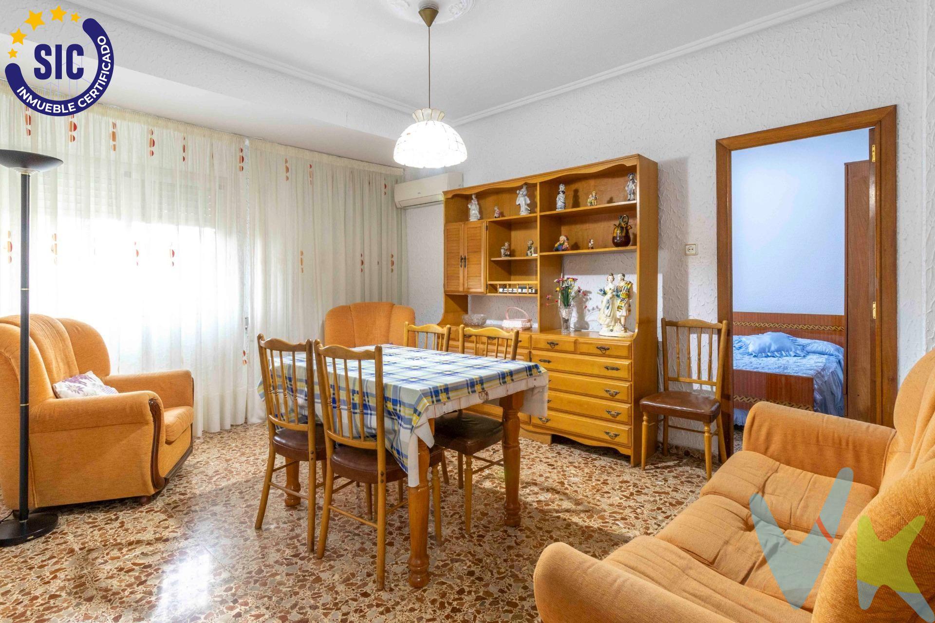 Se vende fantástico piso en la Avenida al Vedat, en una ubicación inmejorable, junto al metro y rodeado de todos los servicios esenciales (comercios, colegios, supermercados y transporte público). La finca dispone de ascensor y está adaptada para personas con movilidad reducida (PMR). La vivienda se distribuye en 3 dormitorios y 2 salones, con la posibilidad de adaptar la distribución y obtener hasta 4 dormitorios. Además, cuenta con un baño amplio y una cocina funcional. El edificio está en buen estado de conservación y ofrece comodidad y accesibilidad en una de las mejores zonas de la ciudad. ¡No pierdas la oportunidad de visitarlo!. Si buscas un hogar en Torrent bien ubicado, con todos los servicios cerca y listo para entrar a vivir, ¡este piso es para ti!. 📞 Contacta ahora para más información o concertar una visita. ¡No dejes pasar esta oportunidad!. . Por mandato expreso del propietario, comercializamos este inmueble EN EXCLUSIVA, lo que le garantiza un servicio de calidad, un trato fácil, sencillo y sin interferencias de terceros. Por este motivo, se ruega no molestar al propietario, a los ocupantes de la propiedad, a los vecinos. Muchas gracias por su comprensión. .  El precio NO incluye los gastos de notaría, ni impuestos, ni gastos de registro de la propiedad, ni gastos de gestoría, ni honorarios de la inmobiliaria, ni cualquier otro gasto que no este especificado.  .  Los datos e información contenida en este anuncio es meramente informativa, por lo que no tiene carácter contractual, pudiendo contener errores, reservándose la inmobiliaria a poder modificarla en cualquier momento. Para saber más sobre el mismo no dude en ponerse en contacto con nosotros. 