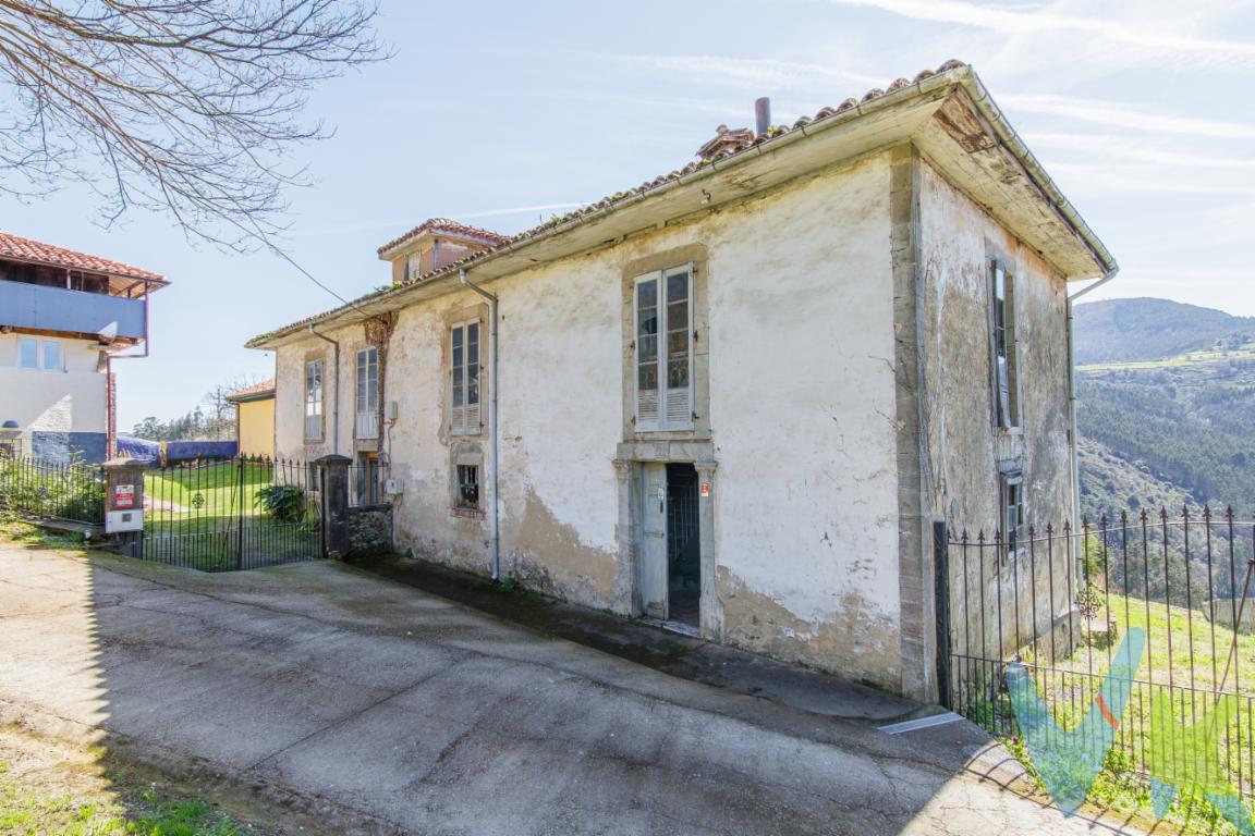 GRAN CASONA ASTURIANA PARA REFORMAR DE 367 M2 CONSTRUIDOS EN PARCELA DE 2.300M2.Emplazada en el plena aldea rural de Sorriba, a solo 1 minuto del pueblo de Folgueras, típico pueblo Asturiano con su plaza e Iglesia, rodeado de Casonas Indianas, hórreos tradicionales y a solo 10 minutos del Pravia, (capital de municipio) pueblo histórico con su mercado semanal y todos los servicios a su alcance.La casa originalmente data del año 1.900 con un pronunciado carácter rural Asturiano es un lienzo en blanco ideal para desarrollar su proyecto de vida a sus necesidades. La casa dispone de vistas despejadas al valle y la montaña occidental asturiana.La casona dispone de un total de 367 m2 construidos distribuidos en 2 plantas, su distribución acorde a la época consta recibidor y distribuidor, un total de 8 salas o habitaciones, cocina con despensa, varias salas destinadas a almacenamiento, galería típica asturiana con su baño y desván aboardillado, todo comunicado a través de escalera interior.La parcela dispone de un total de 2.300 m2, cuya orografía dispone de su parte llana por donde tiene su acceso y aparcamiento de vehículos, y dos zonas más con bancales, ideales para jardines, plantar o cultivar y su zona baja para tenencia de animales. Con amplios espacios y una ubicación privilegiada, esta propiedad ofrece un enorme potencial tanto como vivienda habitual y/o como inversión con fines turísticos, pues a solo media hora nos encontramos la costa del Occidente asturiana, Avilés y el aeropuerto y a solo una hora de Oviedo y Gijón.¡¡ Si desea más información no dude en contactarnos, estaremos encantados de atenderle !!