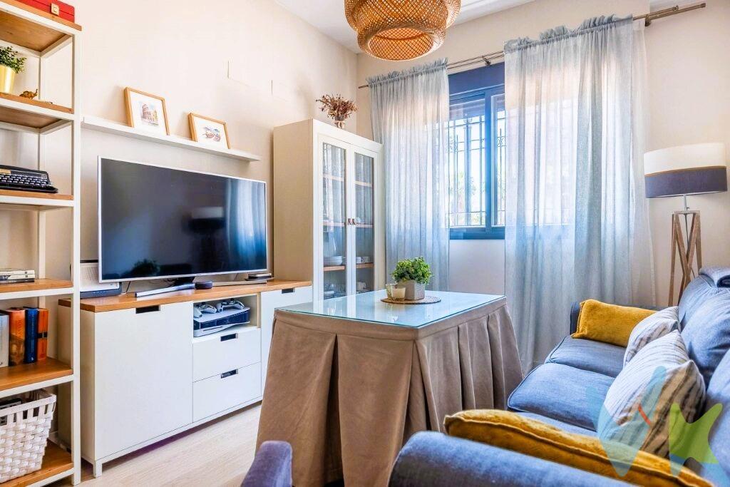 Atención familias!!! Disponible a la venta este precioso piso ubicado en Jardines de Hércules, una zona muy exclusiva y bien comunicada con el centro de Sevilla. La vivienda es construcción del 2009 Y tiene calidades mejoradas  (reforma del 2018). La vivienda está adaptada para personas con discapacidad y todas las puertas son de ancho especial. Cabe destacar la amplitud de sus estancias por la gran altura del techo (2.90 mt) y es muy luminoso ya que todas las estancias son exteriores y la orientación es sur con bonitas vistas al parque. La vivienda es de VPO precio limitado, tiene 107 m2 construidos distribuidos en:. * Hall de entrada. * Cocina independiente amueblada de diseño con encimera DEKTON y equipada con todos los electrodomésticos marca SIEMENS: campana extractora, placa de inducción, horno pirolítico, microondas, lavadora - secadora, lavavajillas integrado, y frigorífico. El termo es de gas natural.  . * Amplio salón - comedor con gran ventanal con vistas al parque. * Distribuidor de ancho especial. * Dormitorio principal con vistas a la calle, con gran armario empotrado de 4 puertas revestido con doble altillo y con baño en suite reformado con placa ducha hidromasaje con mampara, lavabo encastrado en mueble de almacenaje y mueble auxiliar de almacenaje. El baño dispone de ventilación directa. * Dormitorio 2 con vistas al parque con armario empotrado de 3 puertas revestido con doble altillo. * Dormitorio 3 también con vistas al parque. * Segundo baño reformado con bañera de acho especial, con lavabo sobre mueble de almacenaje y segundo mueble auxiliar de almacenaje. Tiene falso techo registrable con máquina de aire acondicionado centralizado instalada nueva del 2021 marca MITSUBISHI. El precio de venta incluye plaza de garaje en sótano -1 del edificio. De comunidad se paga 49€/mes y de IBI 275€ al año. . En cumplimiento de las obligaciones de información previstas Disp. final 3ª de la Ley 10/2025, de 28/diciembre, de servicios de atención al cliente y transparencia, así como en la normativa sectorial vigente, y RD 218/2005 de Inf. de la Junta de Andalucía, el PVP no incluye los gastos e impuestos inherentes a la adquisición, los cuales se desglosan estimados o con posibilidad de calcularlos a continuación; los gastos más ajustados serán dados en el D.I.A. en la visita al inmueble, o antes. *Gastos de Notaría: La Minuta se calculará según al arancel notarial oficial: Anexo I, del Real Decreto 1426/1989, de 17 de noviembre. Enlace:notariared.com/calculadora-gastos-compra-vivienda/ . *Gastos de Registro de la Propiedad: La inscripción se facturará según el arancel oficial: ANEXO I, del Real Decreto 1427/1989, de 17 de noviembre. Igual enlace anterior . *Gastos de Gestión (Gestoría): Los honorarios por la tramitación administrativa, liquidación de impuestos e inscripción registral ascienden de forma estimativa a [363 € aprox.] (IVA incluido), aunque depende de cada caso, y su dificultad. *Honorarios Agencia del Vendedor: incluidos en el PVP. *Honorarios Agencia del comprador: La agencia prestará los servicios de información, asesoramiento y acompañamiento previstos en el Encargo de Servicios y en el F.I.A.(Ficha Información Abreviada) Si solicita servicios adicionales o personalizados, sus honorarios serán informados previamente, de forma individualizada y por escrito, conforme a la libertad de pactos y a la normativa vigente. *Si necesita Financiación, su banco le informará . *Impuesto sobre Transmisiones Patrimoniales (ITP): Se aplicará el tipo impositivo vigente en Andalucía (7%, 6%, 3,5%, etc, aplicables según las circunstancias personales del comprador o las características del inmueble). El impuesto se devenga sobre el superior entre el Valor de Referencia de Catastro y el PVP. Puede calcular su situación personal en el portal oficial de la A.T. de Andalucía. enlace:juntadeandalucia.es/organismos/economiahaciendayfondoseuropeos/areas/tributos-juego/tributos/paginas/impuestos-cedidos-transmisiones.html