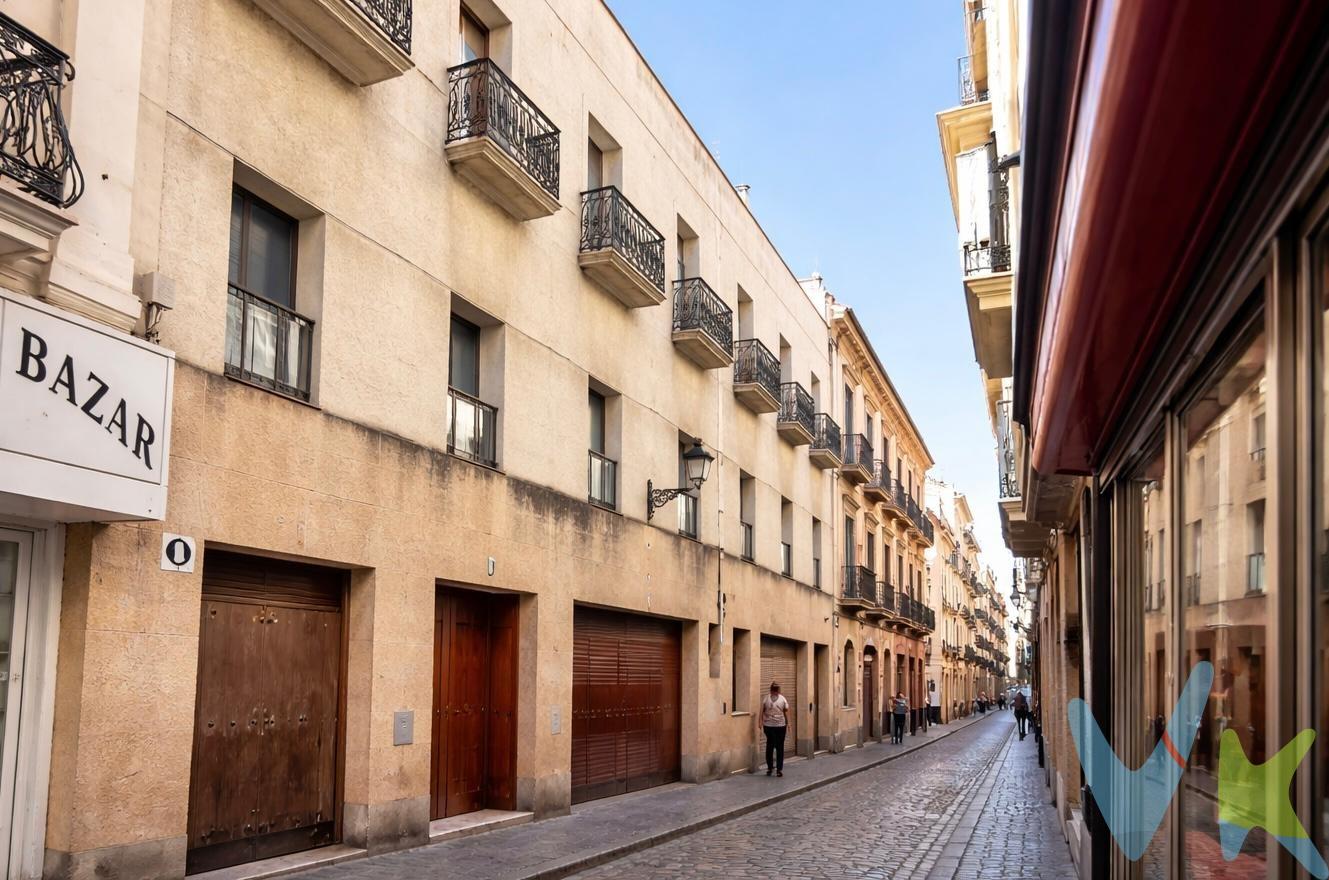 Vivir en pleno centro de Cádiz con todas las comodidades de un edificio moderno es un auténtico privilegio, y esta vivienda lo hace posible. Ubicada a escasos pasos del Mercado de Abastos, en un edificio del año 2003, esta propiedad combina ubicación, tranquilidad y funcionalidad, algo muy atrayente en el casco histórico. El edificio dispone de ascensor y salvaescaleras en la entrada, facilitando el acceso a personas con movilidad reducida. Situada en segunda planta, la vivienda destaca por su gran tranquilidad, ya que ventila hacia un espectacular patio comunitario de amplias dimensiones, muy luminoso y cuidadosamente mantenido, que aporta una agradable sensación de espacio y calma. La distribución de la vivienda es cómoda y funcional, ofrececiendo;. * Un salón amplio y acogedor. * Cocina independiente, amueblada y equipada. No tendrás que mezclar olores con las otras estancias de la casa. * Dormitorio individual con armario empotrado, con ventana que ventila a amplio patio comunitario. * Cuarto de baño completo. * Dormitorio principal con vestidor y cuarto de baño en suite. La vivienda se encuentra en perfecto estado de conservación, lista para entrar a vivir sin necesidad de reformas, más que llenarla de estilo y vida. Para ser aún más puntera, la propiedad incluye en el precio una amplia plaza de garaje en el mismo edificio, algo especialmente difícil de encontrar en esta zona, que revaloriza y aporta una enorme comodidad en el día a día. Ubicación céntrica:. Situada en una de las zonas con más vida del casco histórico, rodeada de comercios, gastronomía y servicios, y a pocos minutos caminando de las principales plazas y playas de la ciudad. ✨ Una vivienda ideal para quienes buscan comodidad, tranquilidad y una ubicación privilegiada en el centro de Cádiz. Por mandato expreso del propietario, comercializamos este inmueble en exclusiva, lo que le garantiza el acceso a toda la información, a un servicio de calidad, un trato fácil, sencillo y sin interferencias de terceros. Por este motivo, se ruega no molestar al propietario, a los ocupantes de la propiedad o a los vecinos. Muchas gracias por su comprensión. En cumplimiento del Decreto de la Junta de Andalucía 218/2005 de 11 de octubre y de la ley 10/2025, de 26 de Diciembre, se informa al cliente que los gastos notariales, registrales, ITP, honorarios de intermediación y/o financieros y otros gastos inherentes a la compraventa no están incluidos en el precio. El consumidor tiene, conforme a la normativa vigente, a su disposición información y documentación adicional relativa al inmueble y condiciones de la compraventa, que podrá ser consultada en las sedes físicas de la Agencia y le serán debidamente informados en nuestras oficinas. Estaremos encantados de asesorarle y calcular con usted los gastos inherentes a la compraventa teniendo en cuenta sus circunstancias personales. . 