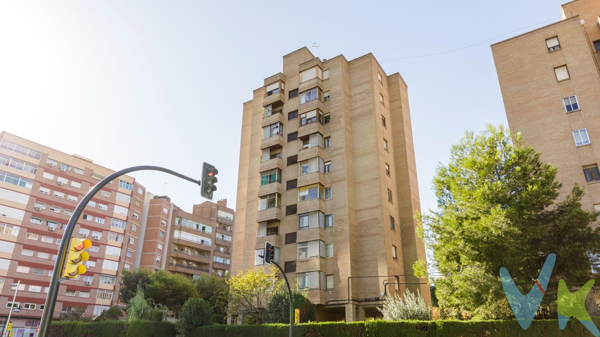 PISO en VENTA en ZARAGOZA - Avenida Navarra (Ref.: 00932). ¿Familia grande? ¡Este es vuestro piso!. 81 m2 de superficie útil, completamente exterior y para entrar a vivir!. Compuesto por: Hall recibidor + pasillo distribuidor, 4 dormitorios (actualmente uno como comedor), salón, cocina y 2 baños independientes. Además dispones de una galería cerrada en la cocina y una terraza balcón en el salón. Calidades del inmueble:. - Puerta de entrada blindada y resto de roble claro. - Hall recibidor revestido en madera y espejado. - Techos de pasillo con molduras y resto lisos. - Suelos de Parque barnizados. - Ventanas de aluminio Climalit imitación madera con doble acristalamiento. - Persianas de aluminio eléctricas y automáticas con programador de apertura y cierre por días y hora. - Paredes con estucado fino. - Split´s de aire acondicionado en salón (Frio/Calor) y 2 dormitorios (Frío). - Dos baños uno con bañera completo y otro con media bañera. - Terraza balcón en salón. - Galería cerrada en cocina. - Uno de los dormitorios (el pegado a la cocina) esta actualmente como comedor diario con hueco pasa platos. - Plaza de Garaje en finca. - Además, dispones de un “armario” (Trastero) en la misma plaza de garaje con persiana de chapa. Calidades de la finca:. - Ascensor desde planta de garajes. - Varias entradas. - Videoportero. - Zonas comunes. Orientación noreste-sureste, con lo cual dispone de mucha luz todo durante todo el día y se encuentra frente a estación Intermodal Delicias. Calefacción central con contador individual. ACS (Agua Caliente Sanitaria) central con contador individual. Gastos de comunidad ordinarios: 83,46 €/mes. Gastos fijos Calefacción: 42,62.- €/mes . Gastos consumo Calefacción: 0,1228 €/Kwh. Gastos fijo ACS: 20,33 €/mes. Gastos consumo ACS: 15,51 €/m3. Gastos comunidad Garaje: 10,63 €. IBI Piso: 351,20 € / IBI Garaje: 28,91€. -----------------------------------------------------------. 💰 Gastos e impuestos no incluidos. 🏠 Información económica orientativa para segundas transmisiones. El comprador abonará el Impuesto sobre Transmisiones Patrimoniales (ITP), siendo el tipo general en Aragón del 8% (*). La base de cálculo será el mayor valor entre el precio de compraventa y el valor de referencia catastral. ✍️ Notaría, Registro e Hipoteca. Los gastos de Notaría y Registro están sujetos a aranceles variables en función del precio, número de copias y complejidad de la operación. En caso de financiación hipotecaria, los costes de tasación, condiciones bancarias, gestoría. y demás gastos asociados dependerán de la entidad elegida por el comprador. 🤝 Mediación y honorarios. Operación sujeta a doble mediación. Existen honorarios a cargo del comprador, salvo pacto en contrario, no incluidos en el PVP. 📄 Información al consumidor. De conformidad con la normativa vigente, el consumidor podrá solicitar información y documentación adicional relativa al inmueble, sus características, condiciones de la operación y del servicio de mediación en nuestra oficina o a través de nuestros canales de contacto. ⚖️ Condiciones legales. La agencia actúa exclusivamente como intermediaria en la compraventa. La operación quedará, en todo caso, sujeta a la aceptación expresa del vendedor y a la posterior formalización contractual. La información publicada se corresponde con la disponible en la fecha del anuncio y puede sufrir modificaciones derivadas de cambios legales, contractuales o fiscales. ℹ️ Información adicional. Para una información detallada sobre el funcionamiento, tipos impositivos y bonificaciones del ITP en Aragón, puede consultarse el portal oficial de la Agencia Tributaria Autonómica. Las tarifas notariales y registrales están reguladas por la normativa vigente. ⚠️ Anuncio meramente informativo y no vinculante. Puede contener errores.