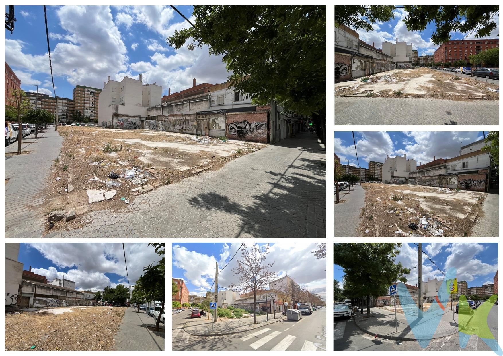 ¡Atención promotores! . Te ofrecemos un solar situado en calle Candelería haciendo esquina con calle Energía, con una magnífica ubicación dentro del barrio, frente a un parque municipal y apenas a 7 minutos a pie de una estación de Metro. . Se trata de un suelo urbano consolidado de uso residencial y otros usos compatibles, actualmente libre de edificaciones. Tiene una superficie de parcela de 534 m2, con fachada de 16 metros aprox. a calle Candelería y de 33 metros aprox. a calle Energía, y una edificabilidad sobre la rasante, con un máximo de cuatro plantas (B+3), de 1.709 m2 construibles, más posibilidad de sótano, en el cien por cien de su superficie, para garajes. Tenemos a disposición la información urbanística oficial mediante la correspondiente cédula urbanística emitida por la GMU del Ayuntamiento de Sevilla. Si desea más información póngase en contacto con nosotros. Informamos a nuestros clientes que el precio de venta no incluye lo siguiente: Honorarios de la agencia inmobiliaria, Impuestos (I.T.P., I.V.A. o A.J.D., en su caso) ni otros gastos de la compraventa (gastos de Registro de la Propiedad, Notaría, Gestoría ni de posible Financiación). Documento F.I.S. a disposición del consumidor según Decreto 218/2005 Junta de Andalucía. 