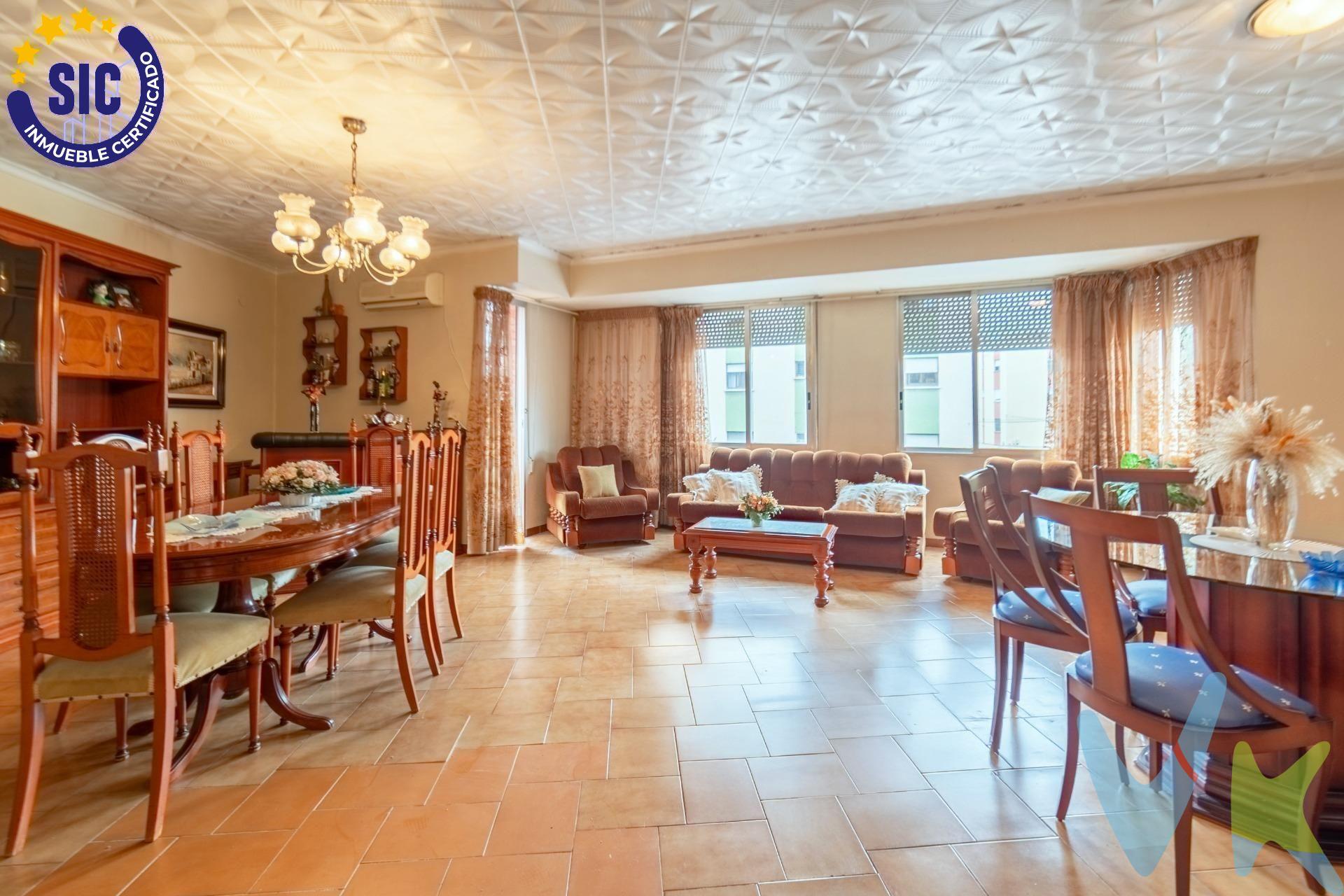 ¡Oportunidad única! Local comercial + espectacular vivienda en venta. Se vende magnífico local comercial en perfecto estado, con una superficie total de 267 m²  incluyendo un altillo que amplía sus posibilidades de uso. Ideal para todo tipo de negocios: guardería, parque infantil, bar restaurante con posibilidad de salida de humos, coworking, showroom, gimnasio, boutique,… ¡lo que te imagines! Instalación eléctrica trifásica. Da rienda suelta a tu creatividad y descubre todo lo que este espacio puede ofrecerte. Además, la venta incluye una primera planta completa con acceso independiente de 130 m². La vivienda destaca por su amplitud y excelente distribución contando con:. 	•	Un espectacular salón de generosas dimensiones con una chimenea para dar calidez en el invierno. 	•	4 grandes dormitorios. 	•	2 baños, uno de ellos con amplio plato de ducha. 	•	Cocina independiente totalmente funcional con un patio interior. 	•	Pequeño patio interior que aporta luminosidad y ventilación natural al interior de la vivienda. 	•	Balcón exterior, donde te cabe perfectamente una mesa y cuatro sillas.         .      Amplia azotea que no sólo brinda un espacio adicional, sino que puedes utilizar para tu barbacoa, piscina, zona chill out.  . Imagina tener tu propio negocio en la planta baja y tu vivienda justo arriba. Versatilidad, comodidad, inversión y calidad de vida, todo en un mismo lugar.  Una combinación perfecta de espacio, versatilidad y comodidad. ¡Haz de ella tu nuevo hogar! . ¿Te visualizas dando tu clase de PILATES o de monitor de CROSSFIT y justo encima tu hogar?. Ahora puedes llevarlo a cabo, además la licencia de actividad sigue en vigor. ¿Qué más se puede pedir?. Y todo ello, por un precio increíble. ¡No dejes pasar esta oportunidad! Contacta ahora antes de que se te adelanten.