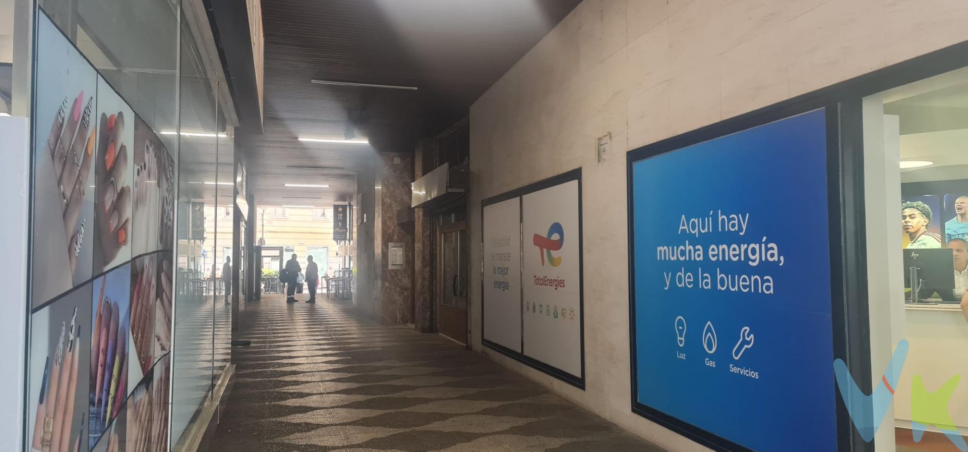 Descubre esta excepcional vivienda en el corazón de la ciudad, situada en una ubicación privilegiada junto a Plaza España y Plaza Madrid. Este inmueble exterior se encuentra en la última planta y ofrece impresionantes vistas panorámicas que embellecerán cada uno de tus días. Con tres amplios dormitorios, un salón comedor espacioso ideal para reuniones familiares o con amigos, cocina independiente y baño completo; este espacio es perfecto para crear tu hogar soñado tras realizar algunas reformas personalizadas. La propiedad cuenta con servicios centrales equipados con contador individual lo que garantiza comodidad y eficiencia energética. Su luminosidad inigualable gracias a su orientación soleada proporciona un ambiente cálido durante todo el año. Además dispone de portero físico brindando seguridad adicional al edificio ubicado estratégicamente en el pasaje tranquilo pero cercano a todos los servicios necesarios como supermercados, cafeterías y transporte público accesible caminando desde tu puerta.