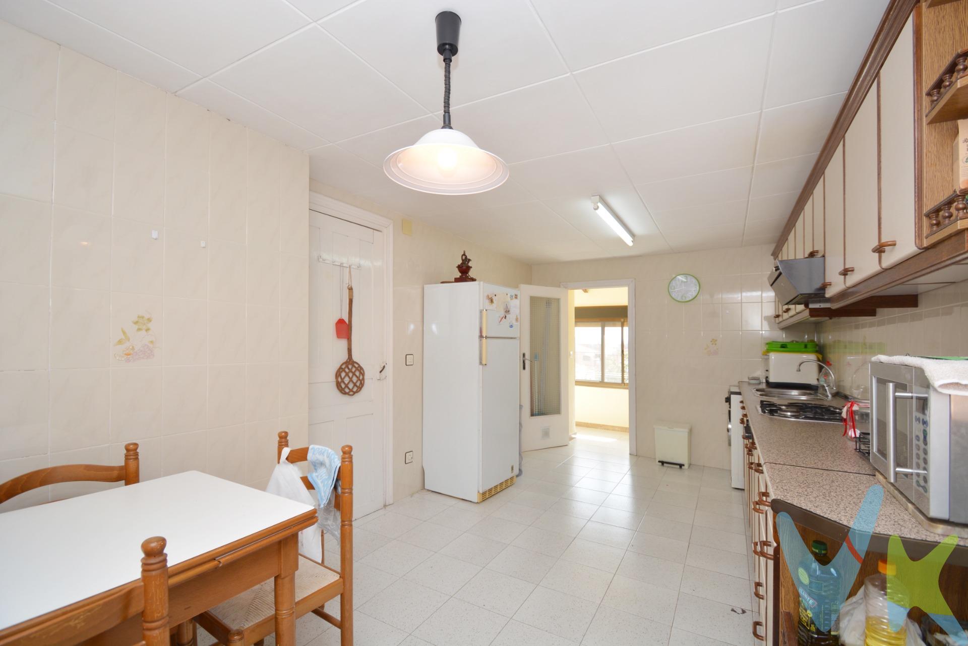 SE VENDEN 2 PISOS JUNTOS, UNO EN 2ª PLANTA Y OTRO EN PLANTA BAJA - C/ COLÓN (GALLUR). El piso de la 2ª planta, consta de 96 m² de superficie construida y 86 m² de superficie útil. Distribuido en 3 dormitorios, salón, cocina, baño y galería.  . El piso en planta baja, consta de 56 m² de superficie construida y 38.31m² de superficie útil. Distribuido en salón, cocina, baño y despensa. Suelos de baldosa, puertas de sapeli y ventanas de aluminio climalit, aluminio madera, dependiendo de la estancia. . Si estas buscando vivienda en uno de los pueblos más históricos de  La Ribera Alta del Ebro, no dudes en valorar esta estupenda casa y sus múltiples opciones. Este pueblo cuenta con parada de tren, además de autobuses a varias poblaciones cercanas de las Cinco Villas. Hay centro de salud, colegio y comercios de todo tipo. . No te pierdas nuestro reportaje fotográfico y el tour 360º que tenemos preparado para ti. Y SI QUIERES ASESORAMIENTO FINANCIERO SIN COMPROMISO, CONSULTA CON NOSOTROS. BUSCAMOS SOLUCIONES🏡,. ENCONTRAMOS HOGARES💙. . 