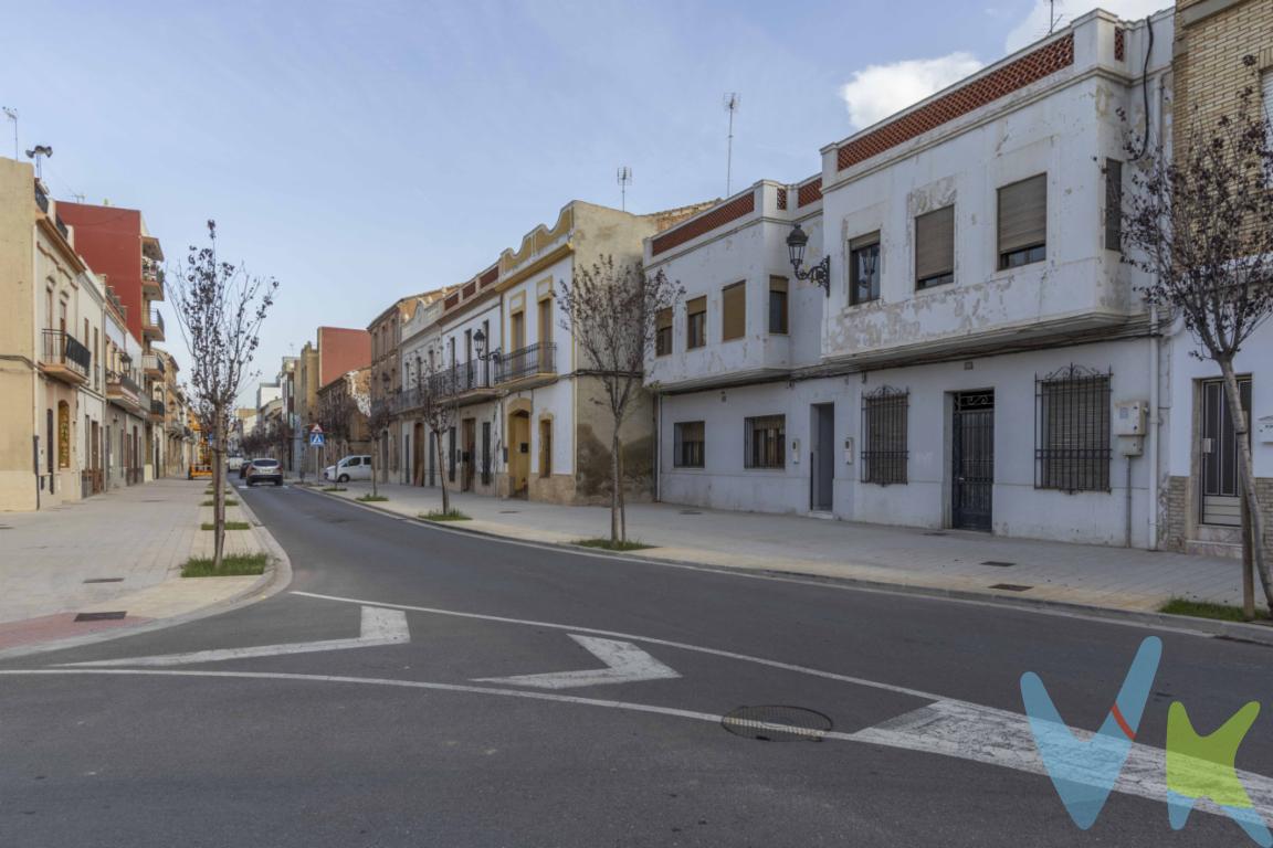 ¡Inversores, esta es vuestra oportunidad! Os presentamos un proyecto de gran potencial en Albalat dels Sorells, un pueblo de la Horta Nord, con una ubicación inmejorable en una de sus principales calles. Este edificio, que se vende como unidad completa, es perfecto para quienes buscan una inversión con posibilidades infinitas.La propiedad:Este inmueble cuenta con cuatro espacios independientes, distribuidos de la siguiente manera:Tres viviendas: Espacios que necesitan reforma, lo que brinda una excelente oportunidad para adaptarlas a las necesidades actuales del mercado. La opción perfecta para quienes busquen un proyecto de renovación a medida.Un bajo diáfano: Un espacio totalmente versátil que puede transformarse en un local comercial, un almacén o cualquier uso que se ajuste a tus planes de negocio.¿Por qué invertir en Albalat dels Sorells?Servicios completos: El pueblo dispone de todos los servicios esenciales: colegios, centros de salud, supermercados, parques y zonas de ocio. Todo lo necesario para vivir cómodamente sin renunciar a la calidad de vida.Conexión excelente: Albalat dels Sorells está a solo 20 minutos de Valencia, con acceso rápido a la autovía y transporte público frecuente. La proximidad a la ciudad hace que este proyecto sea aún más atractivo.Entorno natural y tranquilo: Rodeado de huertas y espacios verdes, Albalat dels Sorells ofrece un ambiente relajado y una vida tranquila, ideal para aquellos que buscan escapar del bullicio de la ciudad..Oportunidad para inversores:Este inmueble, que requiere reforma, ofrece un alto potencial de rentabilidad. El hecho de que las viviendas estén para reformar permite adaptarlas a las necesidades del mercado actual, mientras que el bajo diáfano es un espacio con múltiples posibilidades. ¡Las opciones son ilimitadas!Conclusión:Si estás buscando un proyecto de inversión con mucho potencial en un lugar en crecimiento, no dejes escapar esta oportunidad. Albalat dels Sorells ofrece una ubicación estratégica, servicios completos y una calidad de vida inmejorable. ¡Este edificio es la inversión perfecta para los que buscan rentabilidad y flexibilidad!