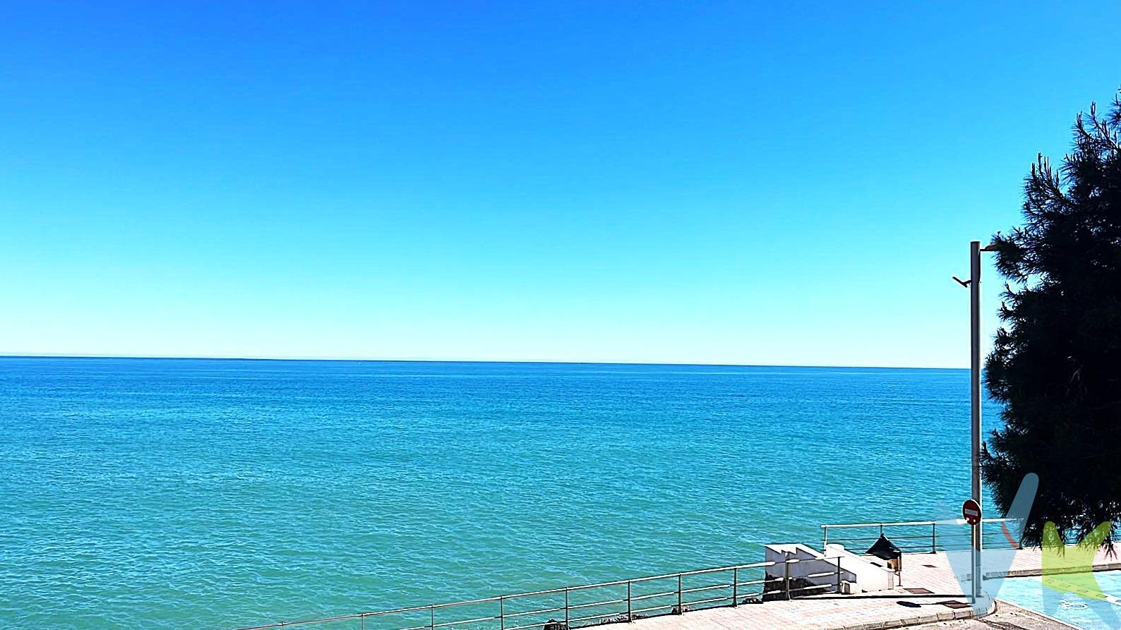 Descubre este impresionante apartamento ubicado en la codiciada zona de Playa de la Concha, Oropesa del Mar - Orpesa. Esta propiedad cuenta con una generosa superficie construida de 103 m² y útil de 92 m², lo que ofrece un amplio espacio para disfrutar. El inmueble dispone de tres cómodas habitaciones dobles ideal para familias o como vivienda vacacional, cocina independiente totalmente equipada, gran salón comedor y además, incluye un baño completo y un aseo adicional que garantizan comodidad a sus residentes e invitados. Uno de los atractivos más destacados es su maravillosa terraza desde donde se pueden contemplar espectaculares vistas al mar Mediterráneo; el lugar perfecto para relajarse después de un día bajo el sol. Además cuenta con  piscina comunitaria. Esta propiedad representa no solo una oportunidad única debido a su ubicación privilegiada frente al mar sino también como inversión segura dada la creciente demanda inmobiliaria en dicha área costera. La Concha, con forma de bahía, te ofrece un mar en calma apto para todos los públicos. Columpios y toboganes; hamacas y sombrillas te esperan. Completamente accesible, la playa de La Concha es también el centro de las actividades lúdicas. Un bello atardecer prolongará tu estancia hasta la hora del aperitivo y un cielo plagado de estrellas espera tu paseo nocturno. Esta maravillosa playa cuenta con los distintivos de Bandera Azul, ISO14001, SICTED (Sistema Integral de Calidad Turística en Destino) y “Q” Qualitur. Los metros útiles son aproximados. Este inmueble es en exclusiva, con lo que le facilitamos cualquier información sobre la vivienda. Por este motivo, solicitamos no molesten al propietario, ocupantes de la propiedad, vecinos o conserje de la comunidad. . Muchas gracias por su comprensión. El precio indicado puede sufrir variaciones. En todos los casos los precios expuestos son más impuestos y gastos derivados de la transmisión del inmueble.