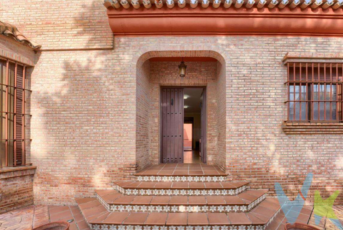 PRECIO DE VENTA: [ 550.000 + GASTOS] €. Espectacular chalet independiente en la zona más exclusiva de Montequinto. Presentamos este magnífico chalet independiente de 250 m² construidos sobre una parcela de 500 m², diseñado con materiales de primera calidad y un cuidado exquisito en cada detalle. Una vivienda pensada para quienes buscan amplitud, luz natural y una calidad de vida superior en un entorno privilegiado. Al entrar, un generoso distribuidor nos da la bienvenida, organizando de forma fluida el acceso a las estancias:. Un salón-comedor de dimensiones extraordinarias, ideal para reuniones familiares, cercano a una cocina amplia con lavadero independiente.  Consta de dos habitaciones de gran tamaño. La suite principal es un auténtico refugio, con vestidor privado y baño tipo en-suite. La segunda habitación dispone de otro baño completo justo al lado. Toda la planta está rodeada de grandes ventanales que inundan la casa de sol. Desde aquí se accede a un acogedor porche techado que da al jardín trasero. La planta superior es una estancia totalmente diáfana con baño propio. Un espacio versátil con acceso a una gran terraza solárium que ofrece infinitas posibilidades: desde ampliar la vivienda con más dormitorios hasta crear una zona de ocio, gimnasio o despacho profesional con vistas. La vivienda está rodeada por una extensa superficie pavimentada de diseño limpio, ideal para quienes buscan la máxima comodidad y un mantenimiento mínimo.  El jardín trasero cuenta ya con la preinstalación de agua, facilitando la construcción de una piscina a su gusto. Espacio de estacionamiento privado dentro de la parcela para dos vehículos. Vivir aquí significa tenerlo todo a un paso. Situada junto a un prestigioso Club Social y a escasos metros de centro comercial, supermercado, farmacia y cafetería. Además, goza de una conexión inmejorable con Sevilla capital y su área metropolitana, permitiendo disfrutar de la tranquilidad de Montequinto sin renunciar a la ciudad. .En cumplimiento de las obligaciones de información previstas en la Ley 10/2025, de. 28 de diciembre, de servicios de atención a la clientela y transparencia, así como en. la normativa sectorial vigente, se hace constar que el precio indicado no incluye los. gastos e impuestos inherentes a la adquisición, los cuales se desglosan a. continuación:. ● Impuesto sobre Transmisiones Patrimoniales (ITP): Se aplicará el tipo. impositivo vigente en la Comunidad Autónoma de Andalucía (generalmente el. 7% (38.500,00€), sin perjuicio de tipos reducidos del. 3,5%, 1,2% o 1% aplicables según las circunstancias personales del. comprador o las características del inmueble). El impuesto se devenga sobre. el Valor de Referencia de Catastro o el precio de venta, aquel que resulte. superior. ● Gastos de Notaría: Los honorarios notariales se calcularán conforme al. arancel oficial regulado en el Anexo I, del Real Decreto 1426/1989, de 17 de. noviembre, por el que se aprueba el arancel Notarial. ● Gastos de Registro: La inscripción en el Registro de la Propiedad se facturará. según el arancel oficial establecido en el ANEXO I, del Real Decreto. 1427/1989, de 17 de noviembre, por el que se aprueba el arancel Notarial. ● Gastos de Gestión (Gestoría): Los honorarios por la tramitación. administrativa, liquidación de impuestos e inscripción registral ascienden aproximadamente a. [545] € (IVA incluido). ● Honorarios Agencia del Vendedor: incluidos en el PVP. ● Honorarios Agencia del comprador: Se informa que existen honorarios profesionales a cargo del adquirente, en aquellos casos, en que se hubieran contratados servicios de encargo de compra . NO VINCULADOS AL PRECIO DE COMPRA. Para una información exhaustiva sobre el funcionamiento, tipos impositivos y. bonificaciones del ITP en Andalucía, puede consultar el portal oficial de la Agencia. Tributaria de la Junta de Andalucía en el siguiente enlace:. https://www.juntadeandalucia.es/organismos/economiahaciendayfondoseuropeos/ar. eas/tributos-juego/tributos/paginas/impuestos-cedidos-transmisiones.html;. Documento D. I. A. a disposición del consumidor según Decreto 218/2005 Junta de. Andalucía.