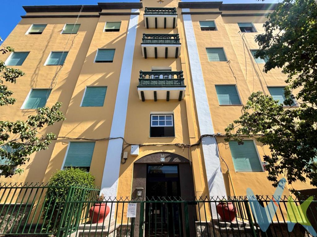 ¿Buscas un hogar espacioso, bien comunicado y con luz natural todo el día? Este piso en Santa Cruz es perfecto para ti. Dispone de 4 habitaciones, un baño completo, gran salón-comedor luminoso, una solana y cocina independiente con acceso a balcón. La vivienda que se encuentra en un tercer piso sin ascensor, destaca por su amplitud, buena distribución y excelente ventilación natural. El edificio ha sido recientemente mejorado y cuenta con una azotea transitable donde la vivienda dispone de un espacio privativo ideal para disfrutar del sol, tender o disfrutar de bonitas vistas despejadas. Su excelente ubicación, cerca de la autopista, permite un acceso rápido a cualquier punto de la ciudad. Además, cuenta con todos los servicios al alcance: colegios, supermercados, transporte público y zonas comerciales. Una oportunidad ideal tanto para vivir como para invertir, gracias a su amplitud, luminosidad y entorno práctico. ¡Contáctame para más información o para concertar una visita!. 