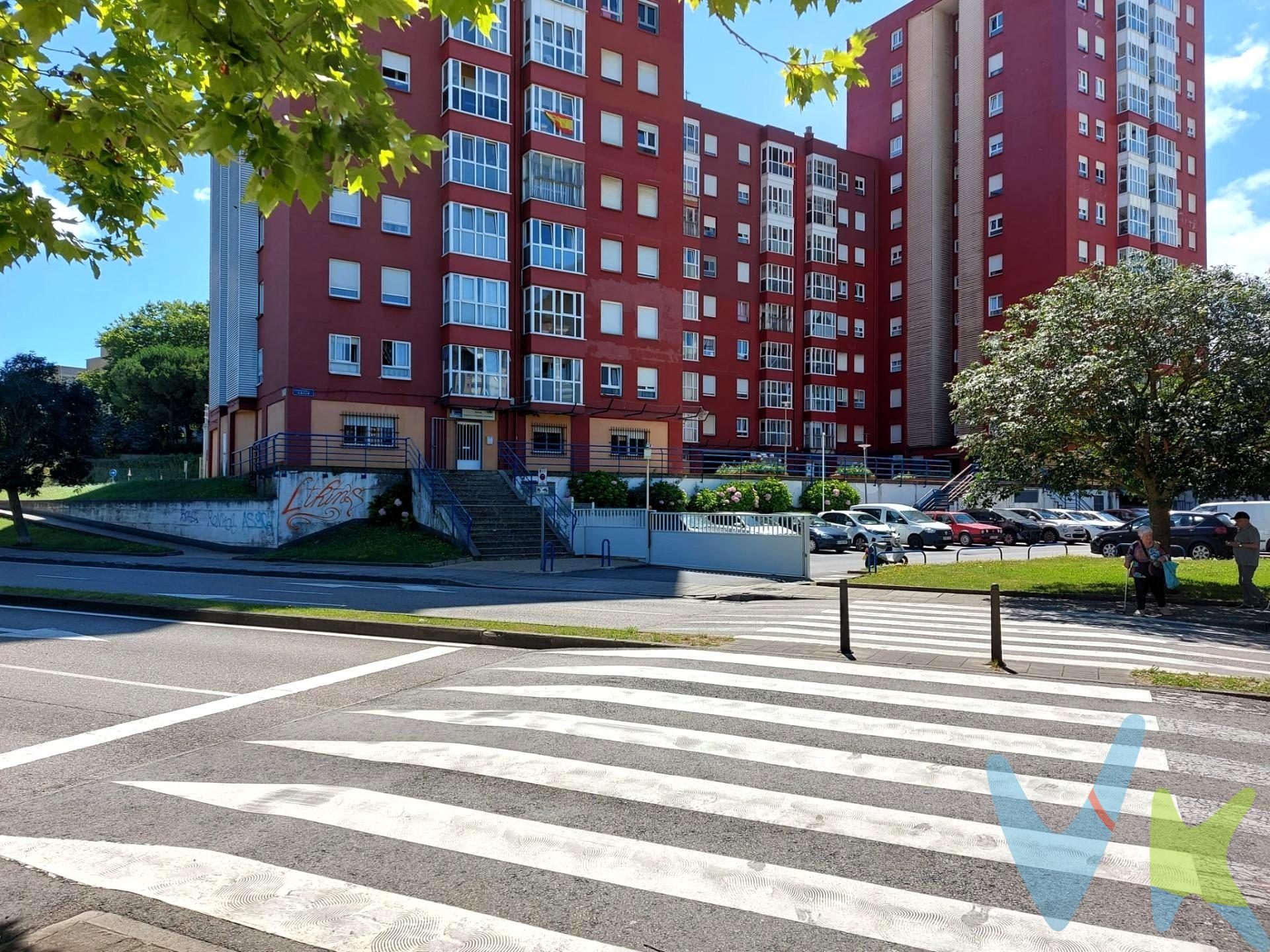 Piso de 70 m² aprox con 2 habitaciones y garaje en el edificio. La vivienda se encuentra en buen estado de conservación, pero son necesarias algunas actualizaciones. Su altura (tercera planta) y su orientación (este/oeste) favorecen su gran luminosidad y además goza de vistas despejadas hacia ambas orientaciones. Las estancias son espaciosas, el dormitorio principal tiene un armario empotrado y el salón cuenta con una amplia galería. El edificio se construyó en 1989, forma parte de una urbanización con 4 portales, amplias zonas comunes y ajardinadas, además de parking comunitario privado a parte de la plaza de garaje incluida con la vivienda. Está rodeado de todos los servicios (supermercados, gimnasios, alta frecuencia de líneas de autobús etc.,), además de tener cerca tanto el Hospital Universitario Marqués de Valdecilla como la salida de la ciudad por la autovía S20. ¡No lo pienses mas y llamanos!. Los Impuestos gastos de Notaria y Registro no estan incluidos en el precio