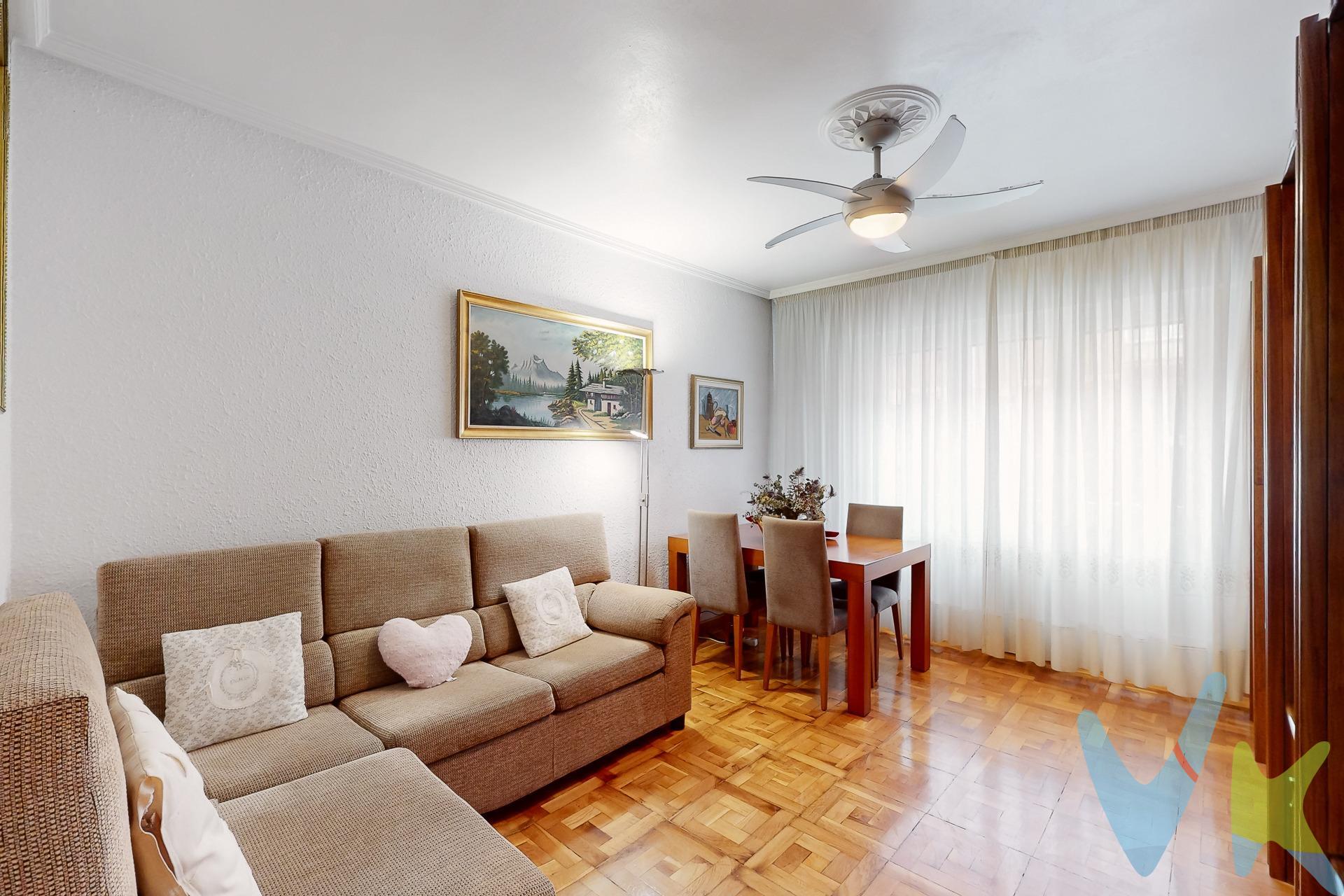 La vivienda ofrece una distribución cómoda y muy bien aprovechada, pensada para el confort diario. Dispone de tres dormitorios bien proporcionados, ideales tanto para una familia como para quienes necesitan espacios polivalentes como despacho o zona de invitados. La cocina es independiente y cuenta con despensa, un detalle muy valorado que aporta capacidad de almacenamiento y funcionalidad. Además, dispone de un espacio cubierto destinado a tendedero, cómodo y discreto. El comedor-estar se presenta como el corazón de la vivienda, un espacio amplio y acogedor con salida a una terraza cubierta que aporta luz natural y un agradable desahogo exterior. El baño es completo, equipado con bañera con ducha y todos los elementos necesarios para el día a día. GASTOS E IMPUESTOS NO INCLUIDOS