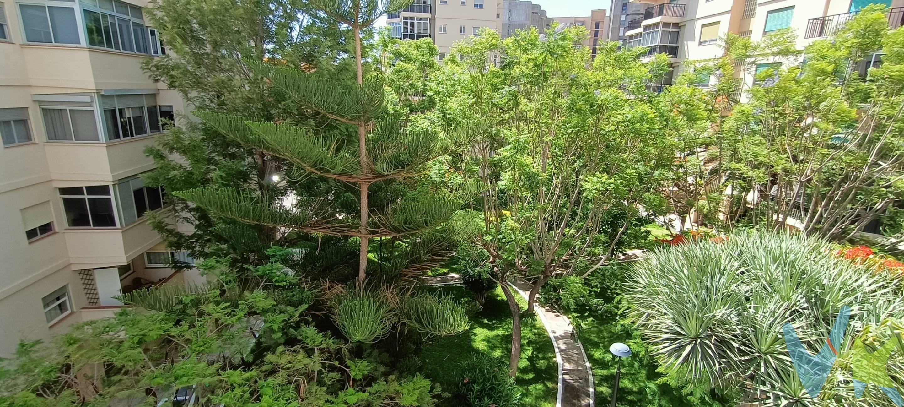 Descubre este gran piso totalmente exterior ubicado en el corazón de Santa Cruz de Tenerife, Gran oportunidad para reformar según tus necesidades. Ideal para familias que necesiten mucho espacio de calidad, o inversores que vean el potencial de este piso en el precio por m2 y la posibilidad de hacer un gran piso de lujo o su potencial para el alquiler en varias modalidades, incluso reformando en dos viviendas de 2 y 3 habitaciones. Esta gran propiedad  consta de cuatro habitaciones amplias más una habitación adicional destinada a servicio y una de las habitaciones que cuenta con un balcón privado actualmente se usaba como salón familiar. La propiedad cuenta con cocina independiente con solana y despensa, así como tres cuartos de baño. Disfruta también de una amplia sala comedor que da acceso a un encantador balcón tipo terraza perfecto para relajarte al aire libre. Incluye además plaza de aparcamiento y plaza para motos, dentro del conjunto residencial, que ofrece agradables zonas comunes adornadas por jardines y caminerías. Edificio ubicado en el centro urbano; todo ello a pocos pasos desde la Avenida La Salle y la Avenida Tres De Mayo. Este edificio dispone de dos ascensores y servicio de recogida de basuras en la puerta de su piso, todo un lujo, lo cual añade practicidad al día a día. Datos meramente informativos sin valor contractual. Impuestos y gastos de transmisión no incluidos en el precio de venta. 