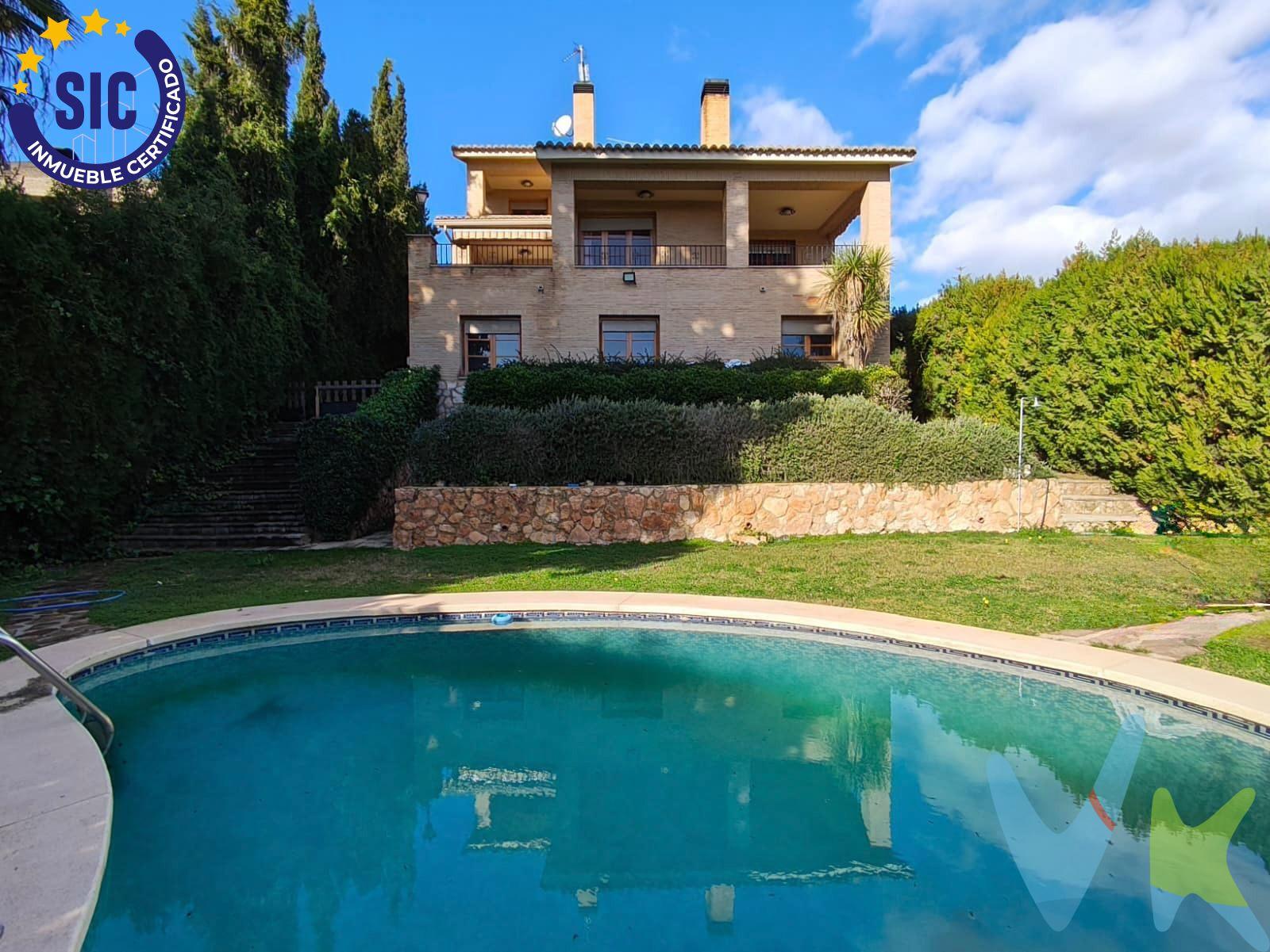 Descubre esta magnífica vivienda situada en El Vedat de Torrent, una de las zonas residenciales más exclusivas y demandadas de l’Horta Sud. El Vedat destaca por su entorno natural, rodeado de pinos, chalets independientes y amplias parcelas, ofreciendo tranquilidad, privacidad y una excelente calidad de vida, a tan solo unos minutos del centro de Valencia y con todos los servicios cercanos: colegios, transporte, comercios y zonas deportivas.-. La vivienda se asienta sobre una parcela de 985 m² y está lista para entrar a vivir, combinando amplitud, luz natural y una distribución muy funcional. En su interior encontrarás seis dormitorios, todos ellos amplios y luminosos, además de cuatro baños completos y un aseo, pensados para garantizar el máximo confort. La distribución por plantas es la siguiente:. En la planta principal, con acceso directo desde la calle, encontramos un amplio salón-comedor con salida a la terraza, una cocina independiente con galería y acceso al exterior, un dormitorio principal con baño en suite y otra habitación muy espaciosa, ideal como despacho o dormitorio adicional. En la planta superior se sitúa la zona de descanso, compuesta por cuatro dormitorios, un baño completo de grandes dimensiones y un aseo, ofreciendo privacidad y comodidad para toda la familia. Desde la planta principal se accede al sótano, un espacio muy versátil con capacidad para cuatro vehículos, una habitación doble muy amplia, dos habitaciones adicionales, un baño completo y una cocina, ideal como zona de invitados, ocio o vivienda independiente. El exterior es uno de los grandes atractivos de la propiedad: zonas ajardinadas, piscina privada, privacidad absoluta y espacios perfectos para disfrutar del aire libre, reuniones familiares o momentos de relax. Una vivienda única en El Vedat de Torrent, donde la tranquilidad de la naturaleza se une a la cercanía de Valencia, ideal para quienes buscan espacio, privacidad y calidad de vida. No dejes pasar esta oportunidad y ven a visitarla. Por mandato expreso del propietario, comercializamos este inmueble en MULTIEXCLUSIVA, lo que le garantiza un servicio de calidad, un trato fácil, sencillo y sin interferencias de terceros. Por este motivo, se ruega no molestar a los propietarios, a los ocupantes de la propiedad y a los vecinos. Muchas gracias por su comprensión. Si Usted es agencia inmobiliaria y tiene un cliente para este inmueble, llámenos, estaremos encantados de colaborar en esta y otras operaciones. La oferta está sujeta a cambios de precio o retirada del mercado sin previo aviso. Este anuncio en su conjunto, incluyendo textos, fotos, imágenes o cualquier otro contenido de este, no es vinculante y puede contener errores. Se muestra a título informativo y no contractual. El precio NO INCLUYE los gastos de corretaje inmobiliario, impuestos (IVA, ITP, AJD), plusvalía, notaría y registro. 