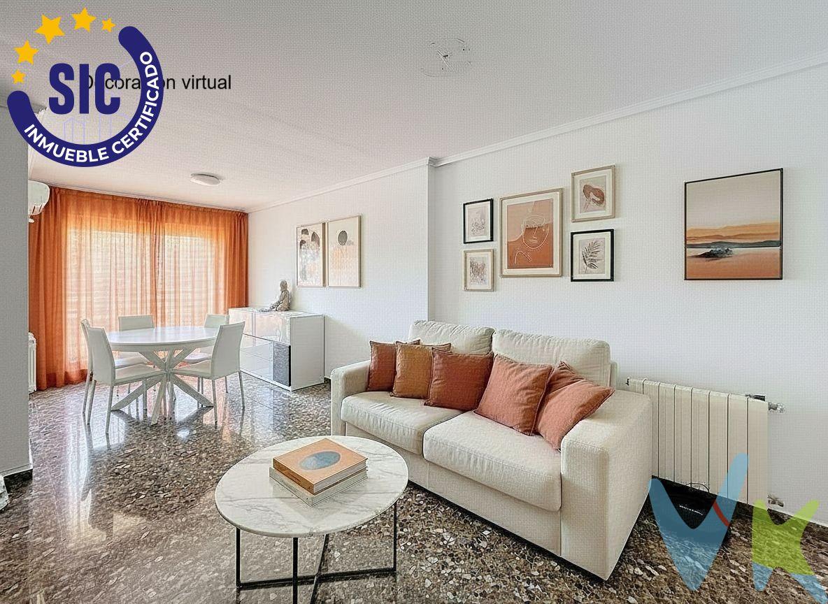 ¿Buscas espacio, luz y una terraza de ensueño en una de las mejores zonas de Valencia? Este piso de 137 m^2 en la Avenida Maestro Rodrigo 26 es la vivienda que estabas esperando. Lo mejor de la casa: Un exterior sin fin. Lo que hace única a esta propiedad es su impresionante terraza de 70 m^2 volcada al corazón de la manzana. Un espacio tranquilo, íntimo y enorme donde podrás organizar cenas bajo las estrellas, crear tu propio jardín urbano o simplemente relajarte lejos del ruido del tráfico. Distribución inteligente y luz natural. La vivienda destaca por ser totalmente exterior, lo que garantiza una ventilación cruzada y luz natural durante todo el día:. 4 Habitaciones Exteriores: Espaciosas y equipadas con armarios empotrados de gran capacidad. Salón-Comedor con Balcón: Un espacio acogedor y luminoso con salida directa al balcón. Cocina Independiente: En perfecto estado y funcional. 2 Baños Completos: Comodidad total para toda la familia. Estado y Ubicación. El piso se encuentra en muy buen estado, listo para entrar a vivir sin necesidad de reformas costosas. Vivir en Maestro Rodrigo significa tener a un paso el Parque de Cabecera, el cauce del río Turia, los mejores colegios, gimnasios y una oferta gastronómica envidiable, todo ello con una conexión excelente con el centro y las salidas de la ciudad. Características Principales:. 137 m^2 construidos. 70 m^2 de terraza privada. 4 Dormitorios (todos exteriores). 2 Baños completos.  Armarios empotrados vestidos.  Ubicación premium en Campanar / Maestro Rodrigo. ⁠¡No dejes escapar esta oportunidad! Los pisos con terrazas de este tamaño en esta ubicación vuelan. VENTA:. PVP 459.000€.  Gastos e impuestos no incluidos en el precio. La compra conlleva impuestos y gastos de formalización para el comprador. A título orientativo se informa que en segundas transmisiones el  ITP  con carácter general en  Valencia  es del  10%, pudiendo existir otros tipos impositivos atendiendo a  las circunstancias  personales del comprador u otras circunstancias previstas legalmente. Base imponible del impuesto el mayor valor entre el precio de compraventa, la tasación o el valor de referencia catastral. En cuanto a los gastos de  notaría y registro, en su caso,  suelen oscilar aprox; entre 1,5% y 2,5% (aranceles variables según precio, n.º de copias y complejidad). El comprador elige notario. Si el comprador precisase de  hipoteca: tasación, condiciones y costes bancarios serán según entidad elegida por el comprador, así como los gastos de gestoría, y cualesquiera otros gastos inherentes a la formalización de la compraventa que legalmente correspondan a la parte compradora, salvo pacto expreso en contrario con el vendedor. El consumidor tiene,  conforme a la normativa vigente, a su disposición información y documentación adicional relativa al inmueble y condiciones de la compraventa, que podrá ser consultada en C/Joaquín Costa 4, bajo 46005 Valencia o urbe2@remax.es. Honorarios de mediación inmobiliaria a cargo del  COMPRADOR: (3% del precio final de venta más IVA (21%), salvo otro pacto.); y  de VENDEDOR (según acuerdo con el mismo). . Se informa al consumidor que la agencia actúa como intermediaria inmobiliaria en la operación, estando cualquier eventual compraventa y sus condiciones sujeta a la aceptación expresa del propietario-vendedor y a la posterior formalización del correspondiente contrato.