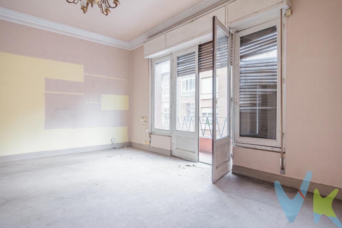 A un paso del centro de la ciudad, ponemos a la venta este piso con infinitas posibilidades. Una vivienda amplia, luminosa y con terraza, ideal para diseñar tu  casa a tu gusto.El piso dispone de:Salón con acceso a terraza, Cocina independiente.1 baño completo y 1 aseo.4 dormitorios,Trastero incluido.El portal ya está reformado y cuenta con ascensor, lo que añade confort y valor a la vivienda.Aunque necesita reforma, ofrece la oportunidad de personalizar cada rincón a tu estilo y convertirlo en el hogar que siempre has imaginado.Su ubicación, muy próxima al centro, garantiza tener todos los servicios, comercios, colegios y transporte al alcance de la mano.💡 Un piso con gran potencial, perfecto para quienes buscan espacio, ubicación y la posibilidad de reformar a medida. 💰 Atención  inversores:Una oportunidad única de inversión en una zona con alta demanda de alquiler, a un paso del centro de Mieres y con todos los servicios a mano.Rentabilidad bruta: 6 %/ 7%  aprox. en función de la reforma. 