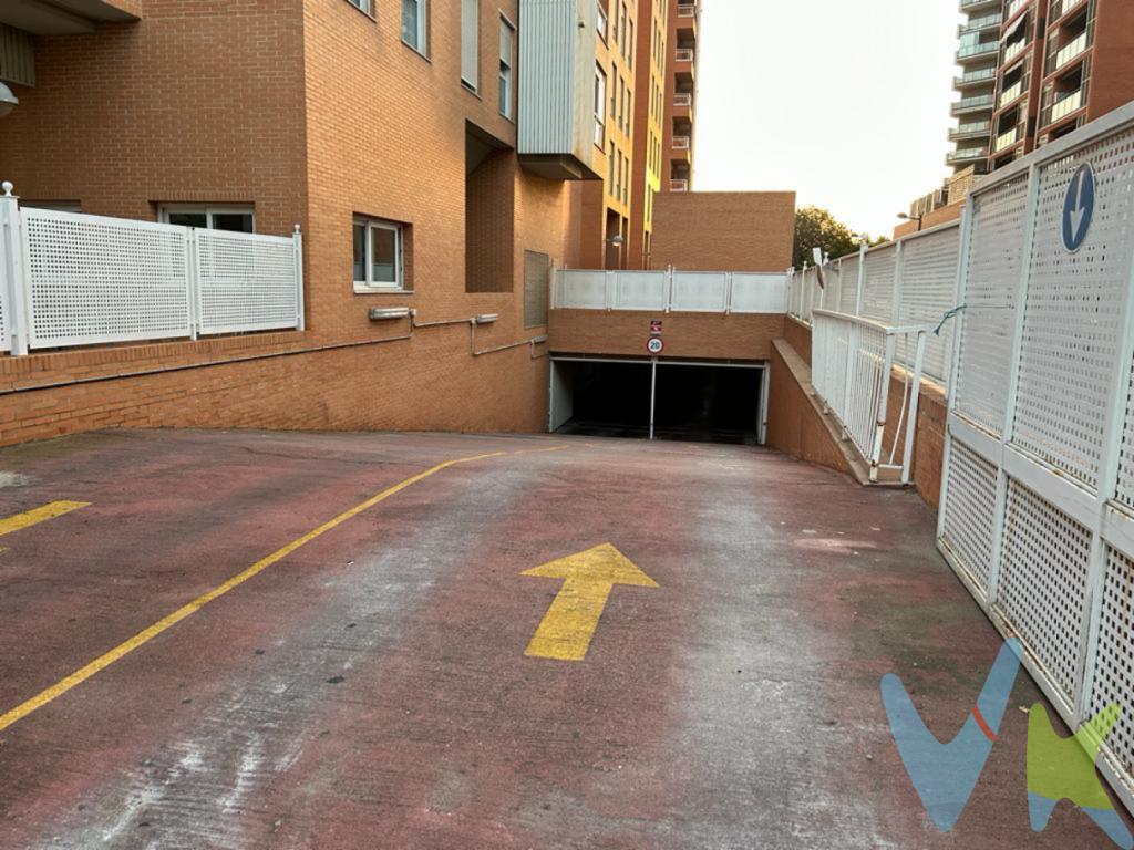 Excelente plaza de garaje en residencial Avenida Maestro Rodrigo 105. Se encuentra situada en el 2 sótano del edificio, situada a un lado por la pared que es más amplia para abrir la puerta con facilidad. Edificio con conserje 24 horas y videovigilancia.Las plazas de garaje son amplias, accesibles con acceso por rampa de entrada y de salida independientes con puerta automática con mando. Se puede acceder por ascensor desde la planta baja del edificio o si dispones de vivienda en la finca, desde la propia vivienda.Por mandato expreso del propietario, comercializamos este inmueble en exclusiva, lo que le garantiza un servicio de calidad, un trato fácil, sencillo y sin interferencias de terceros. Por este motivo, se ruega no molestar al propietario, a los ocupantes de la propiedad, a los vecinos o conserjes del edificio o urbanización si los hubiera. Muchas gracias por su comprensión. Si Usted es agencia inmobiliaria y tiene un cliente para este inmueble, llámenos, estaremos encantados de colaborar en esta y otras operaciones.La oferta está sujeta a cambios de precio o retirada del mercado sin previo aviso. Este anuncio en su conjunto, incluyendo textos, fotos, imágenes o cualquier otro contenido del mismo, no es vinculante, dado que la información es ofrecida por terceros y puede contener errores. Se muestra a título informativo y no contractual.Las medidas y superficies son meramente orientativas.\"El precio NO INCLUYE los gastos de corretaje inmobiliario, impuestos (IVA, ITP, AJD), plusvalía, notaría y registro.